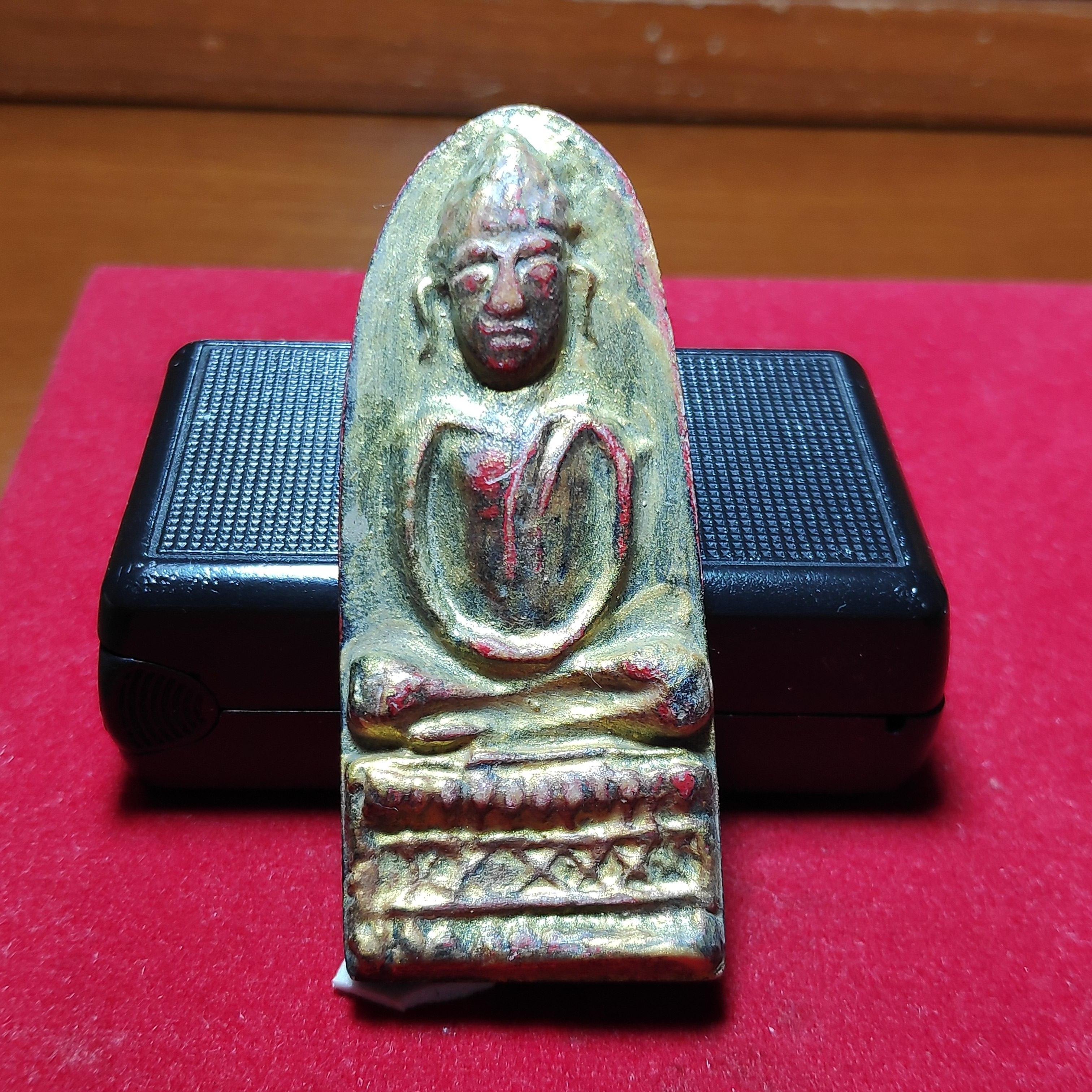 พระพุทธนั่งบัวพิมพ์ใบพายลงรักปิดทอง