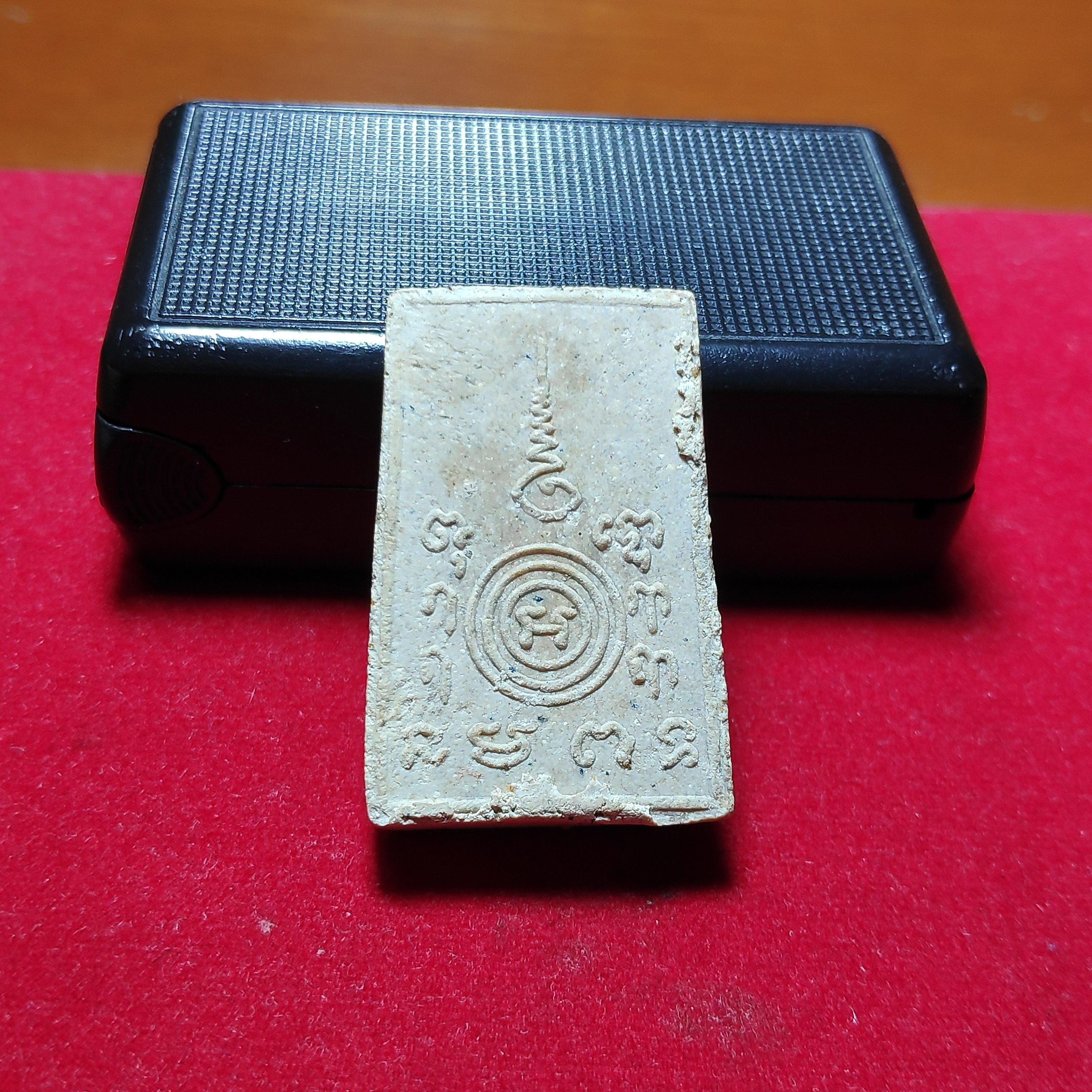 พระสมเด็จขาโต๊ะหลังยันต์หลวงพ่อเอียวัดบ้านด่าน