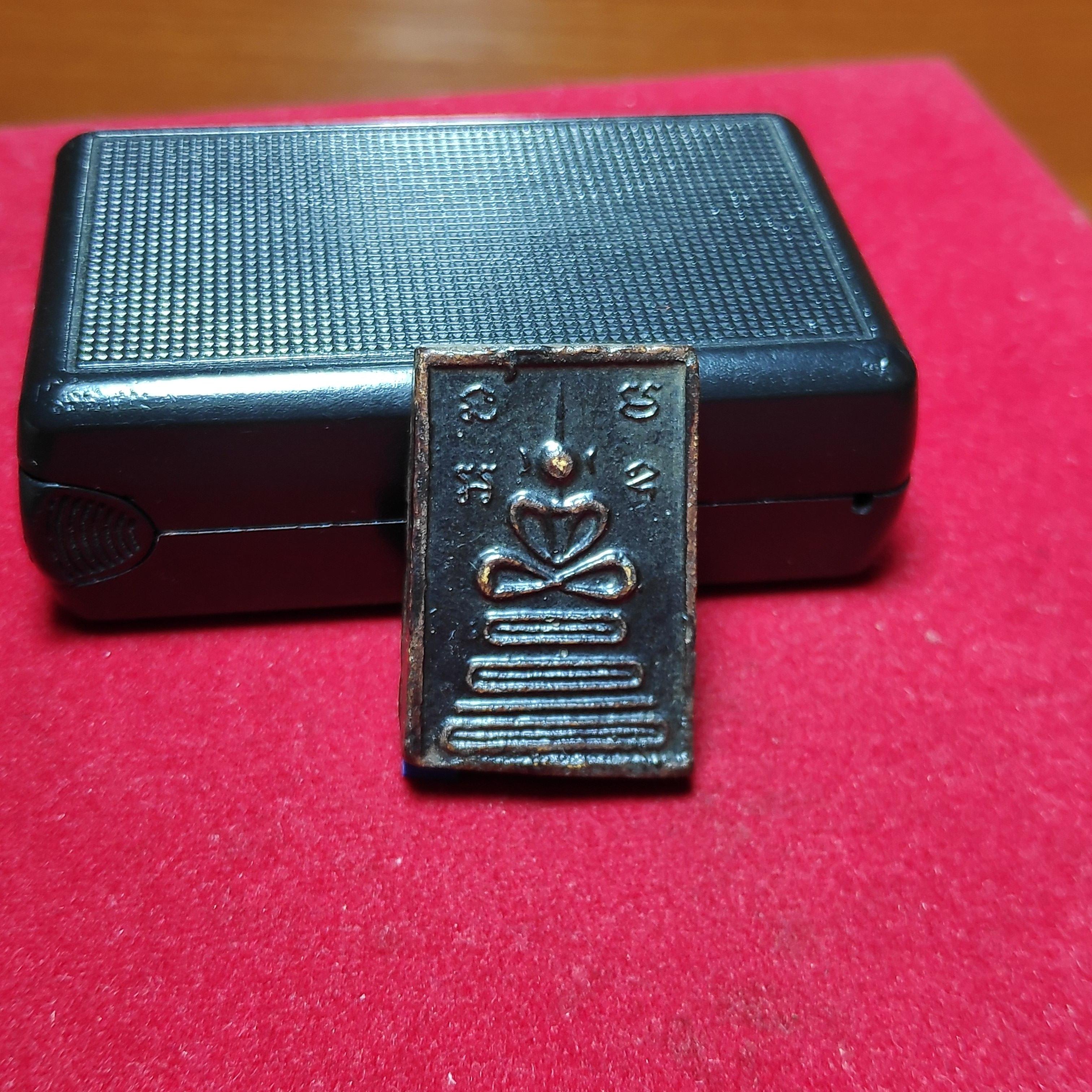 พระสมเด็จพิมพ์เข่าบ่วงหลวงพ่อลีวัดอโศการามเนื้อดินปี2502