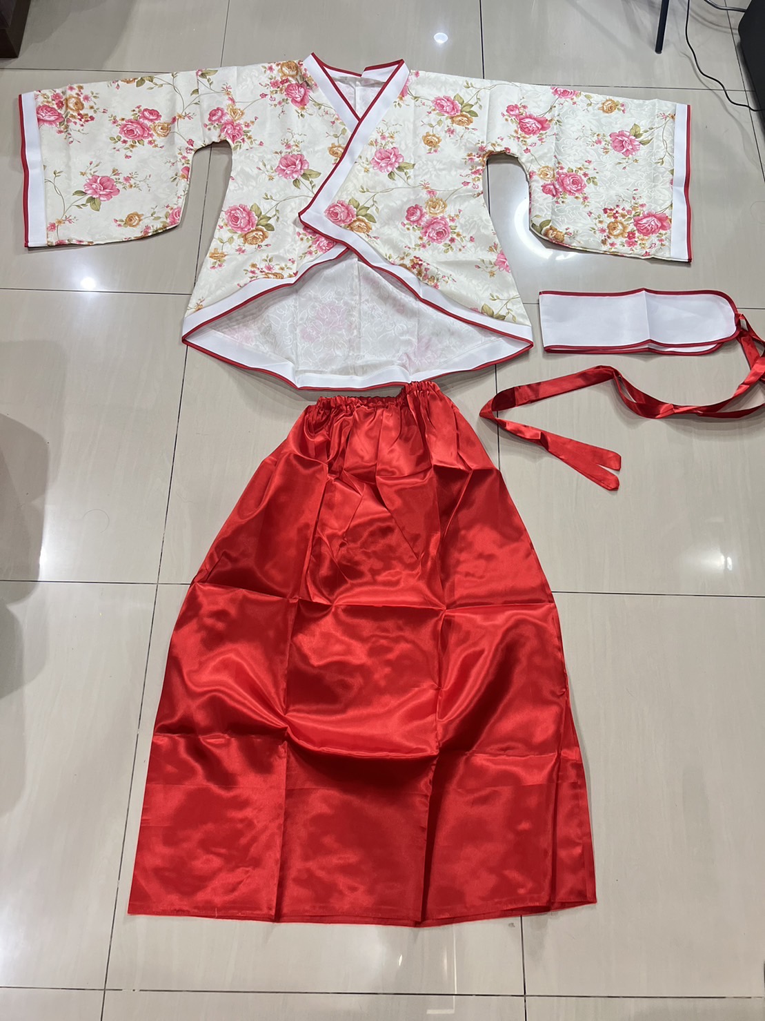 ชุดจีนสตรีฮั่นโบราณ สีแดงเสื้อลายดอก เช่า 450 มัดจำ 500