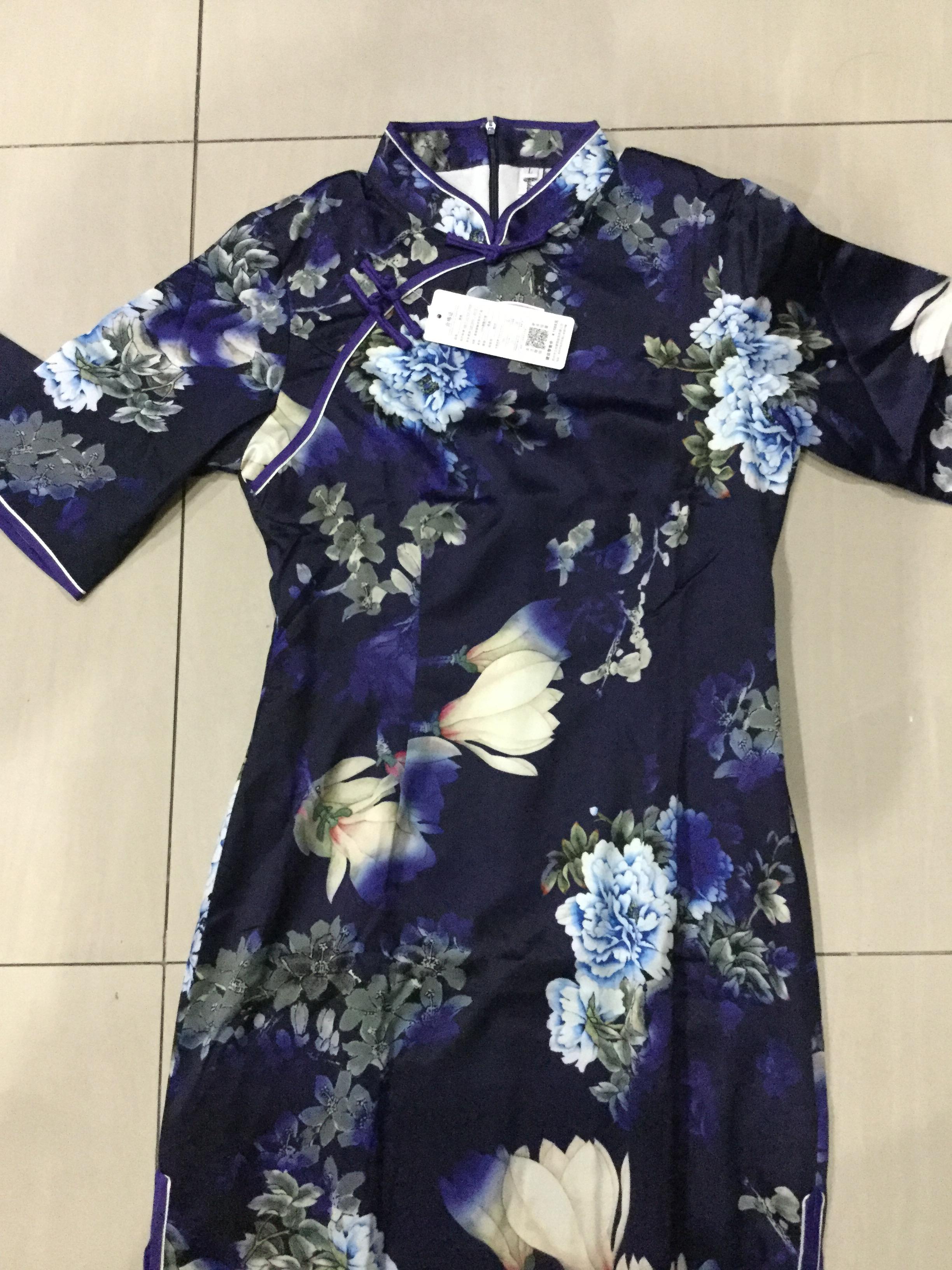 กี่เพ้ายาว ผ้าไหมสีน้ำเงินลายดอก แขนสี่ส่วน รหัส HA 150 สินค้าพร้อมส่ง