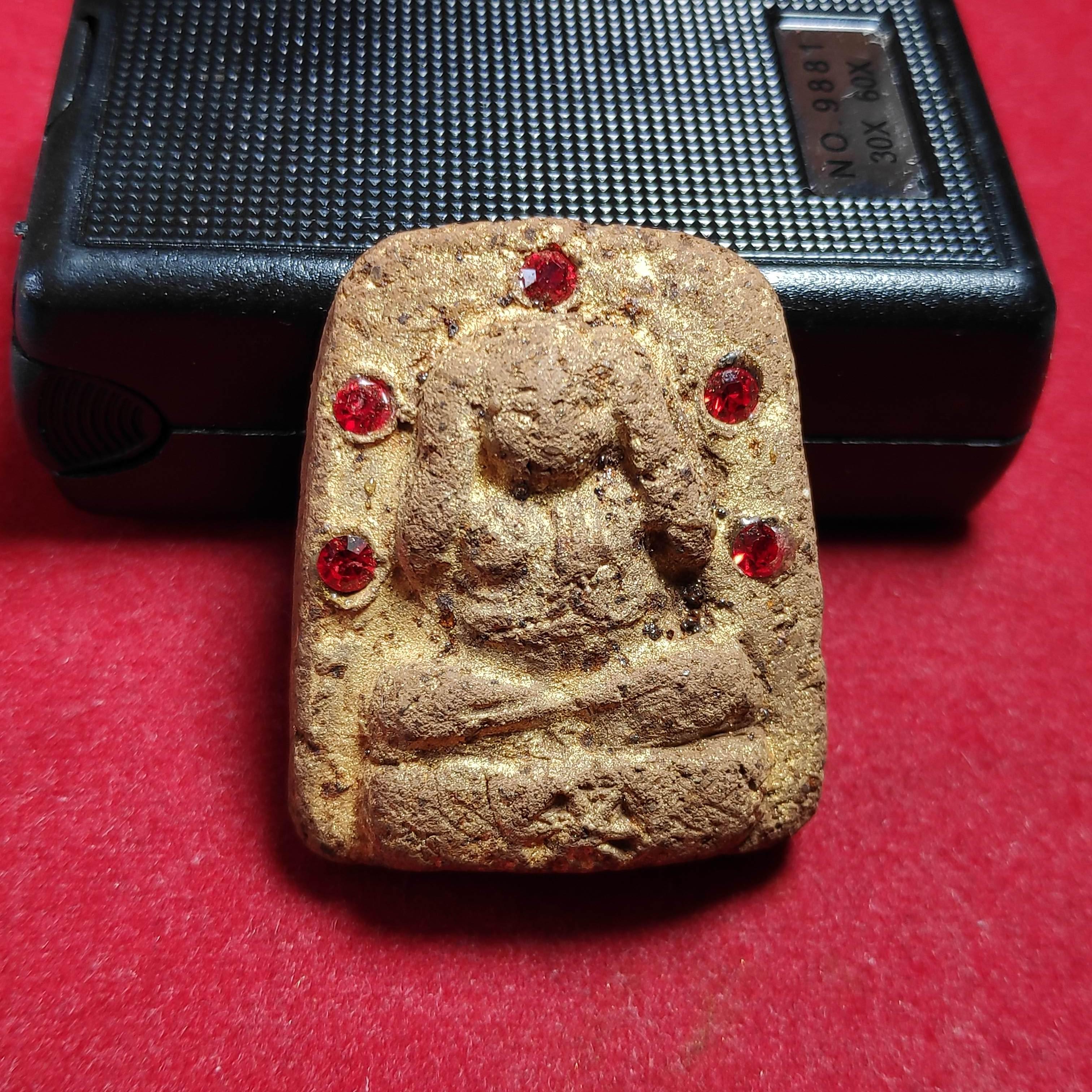 พระปิดตาฝังพลอยหลังดาวมงคลหลวงพ่อผินะวัดสนมลาวเนื้ิอว่าน