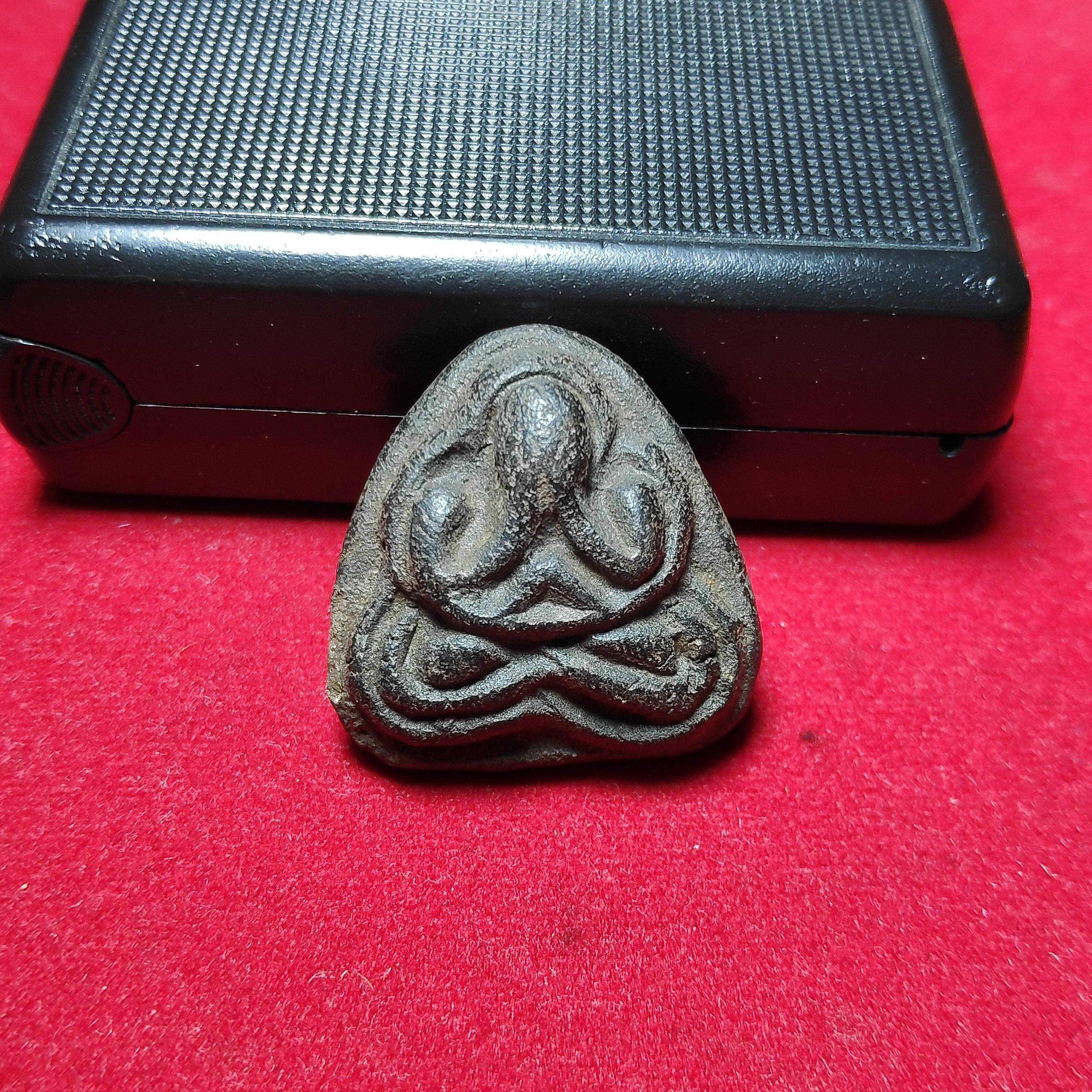 พระปิดตาหลวงพ่อเชยวัดบางกระสอบพิมพ์เข่าบ่วงเนื้อผงคลุกรัก