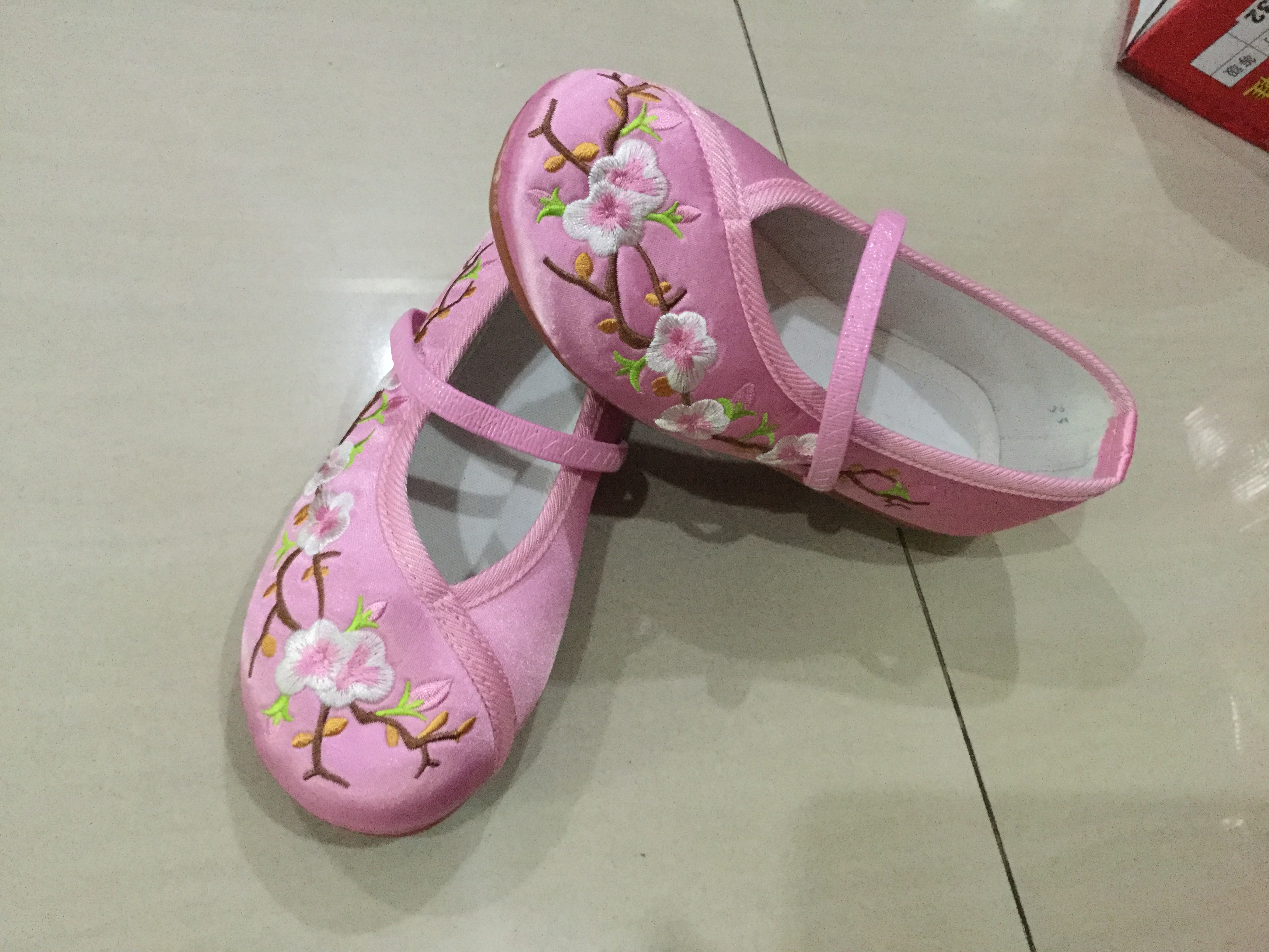 รองเท้า สไตล์จีน ของสาวน้อยสีชมพูอ่อน พร้อมส่ง