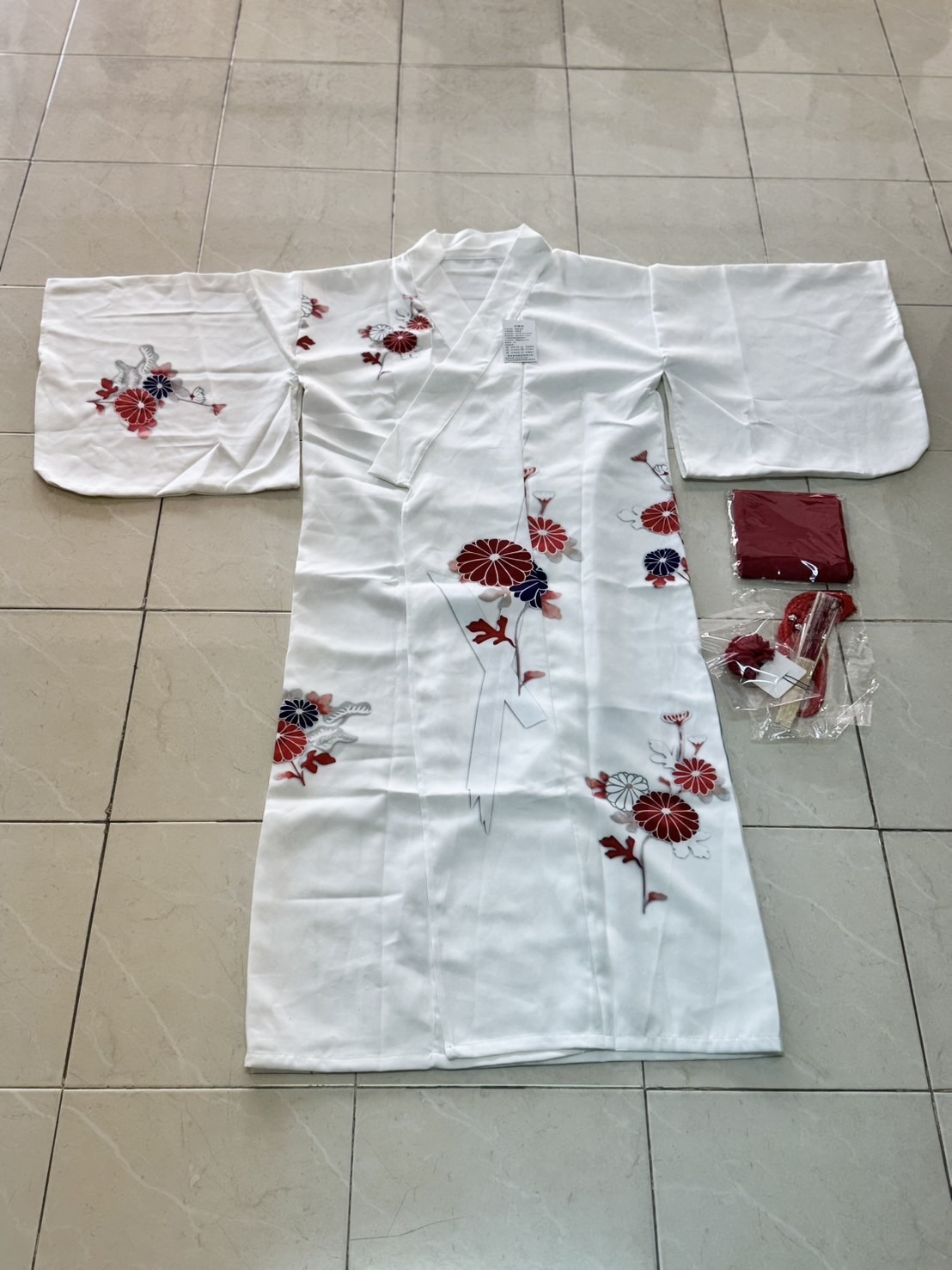 #กิโมโน สีขาวลายดอกแดง