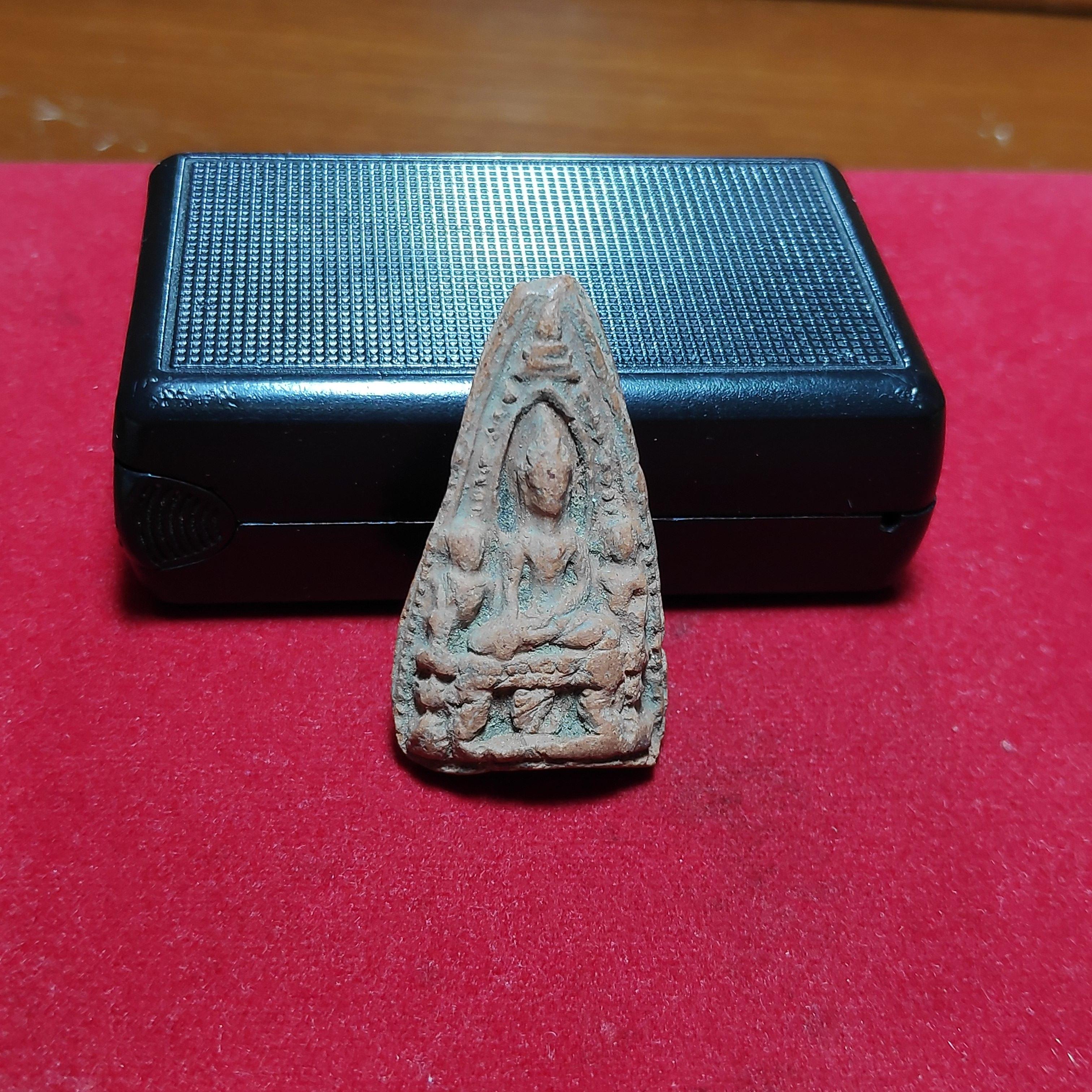 พระเลี่ยงพิมพ์เล็กกรุประตูลี้เนื้อดิน