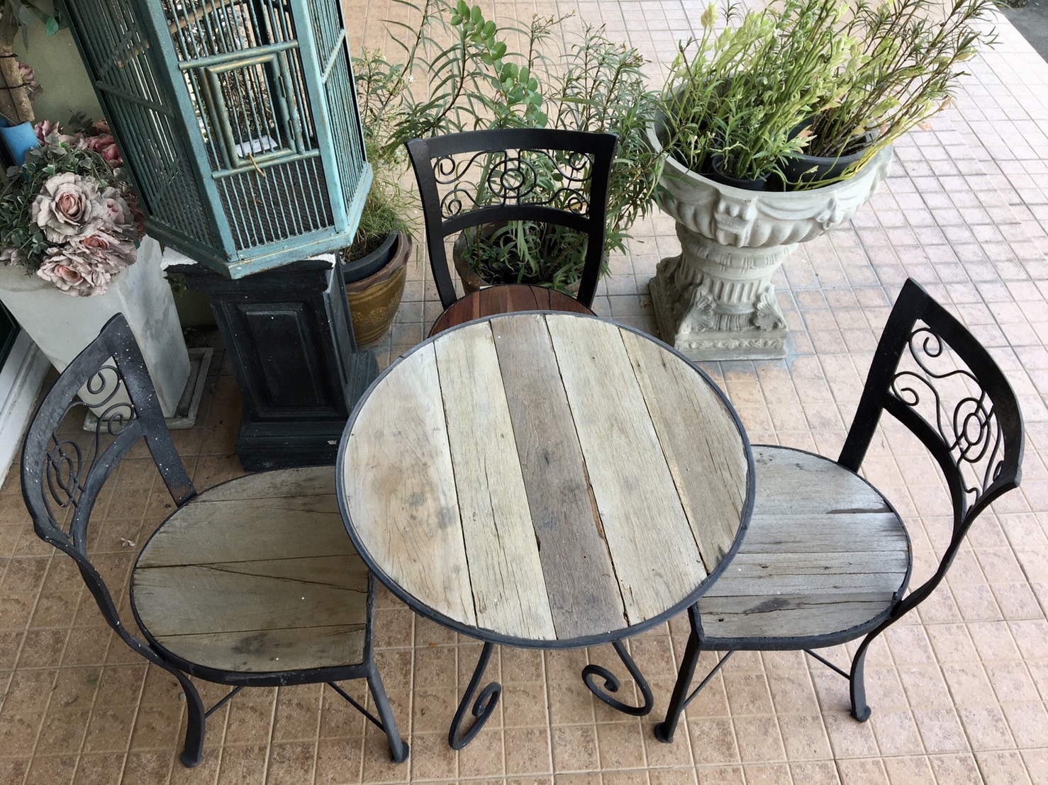 ชุดโต๊ะเก้าอี้เหล็กดัดงานเก่า