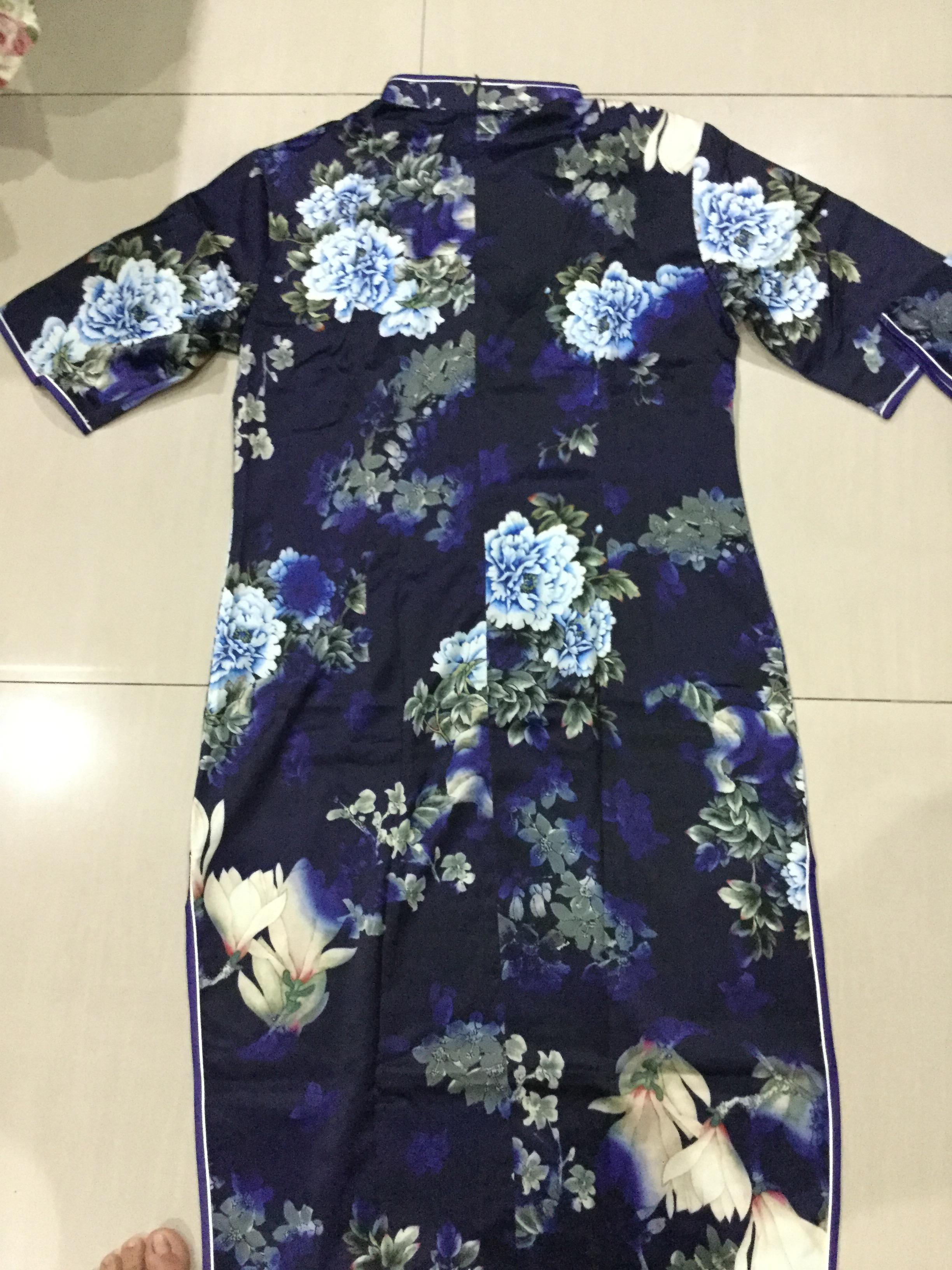 กี่เพ้ายาว ผ้าไหมสีน้ำเงินลายดอก แขนสี่ส่วน รหัส HA 150 สินค้าพร้อมส่ง