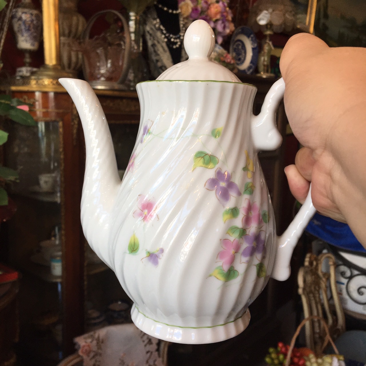 กาชา งานเซรามิค สีขาว ลายดอกไม้