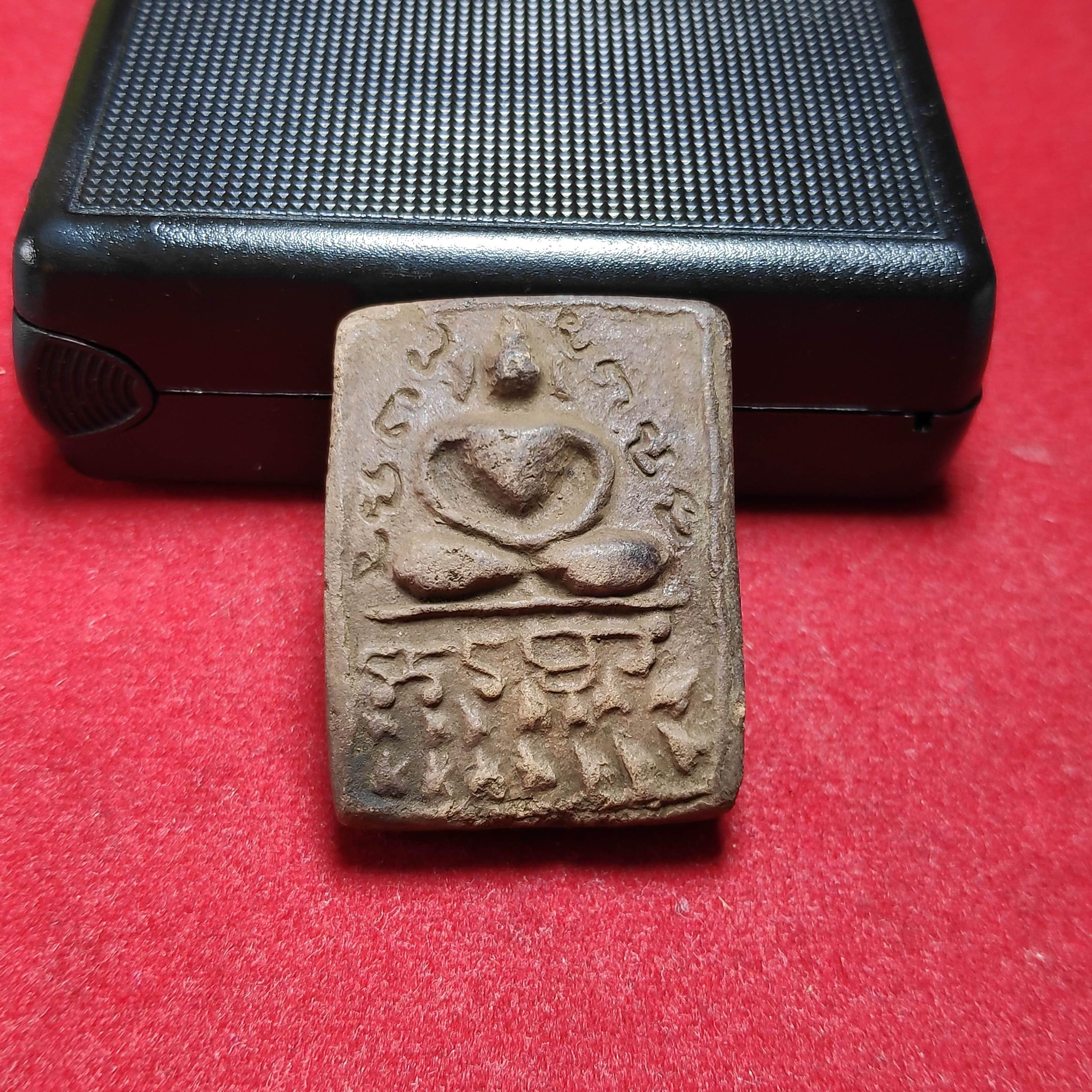 พระสมเด็จเข่าตุ่มหลวงปู่ทองวัดราชโยธาหลังจารยันต์เนื้อดิน