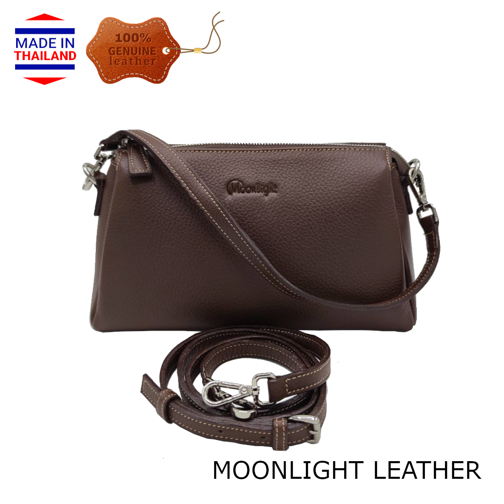 กระเป๋าสะพายหนังแท้ MOONLIGHT รุ่น Ashly สีน้ำตาลเข้ม ทำจากหนังวัวฟอกสะท้อนน้ำ ไม่ลอกร่อน มีสายสั้น-ยาว ยิ่งใช้ยิ่งสวย