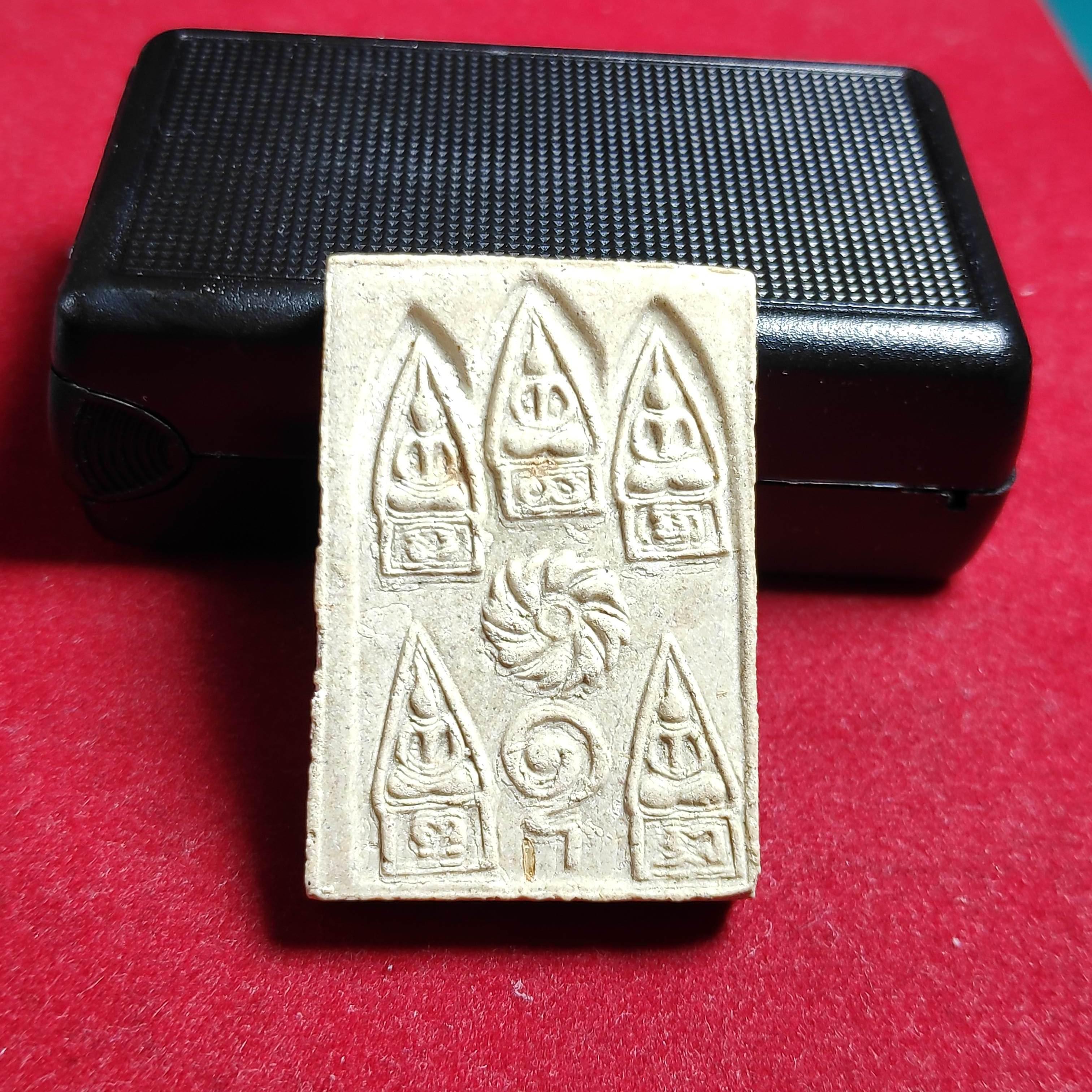 พระเนื้อผงสมเด็จพระเจ้า5พระองค์หลวงพ่อพุ่มวัดโคกสวายพิมพ์2หน้า