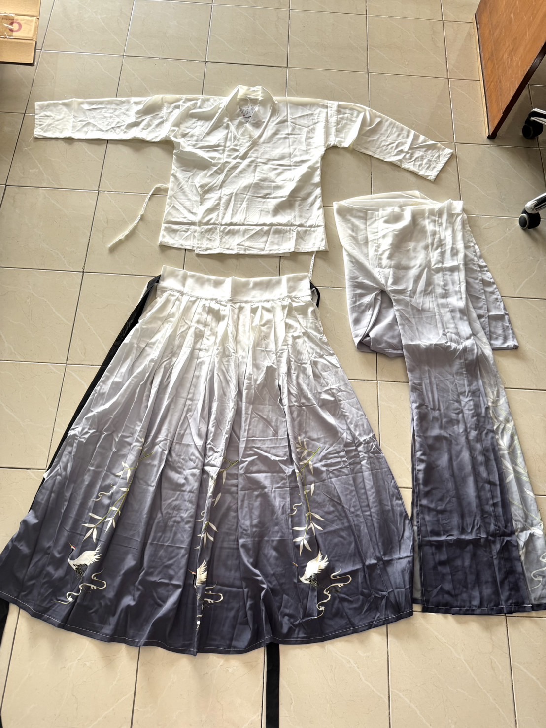 ชุดองค์ชายฮั่น พร้อมส่ง เสื้อขาว + กระโปรง + เสื้อคลุม รหัส 742