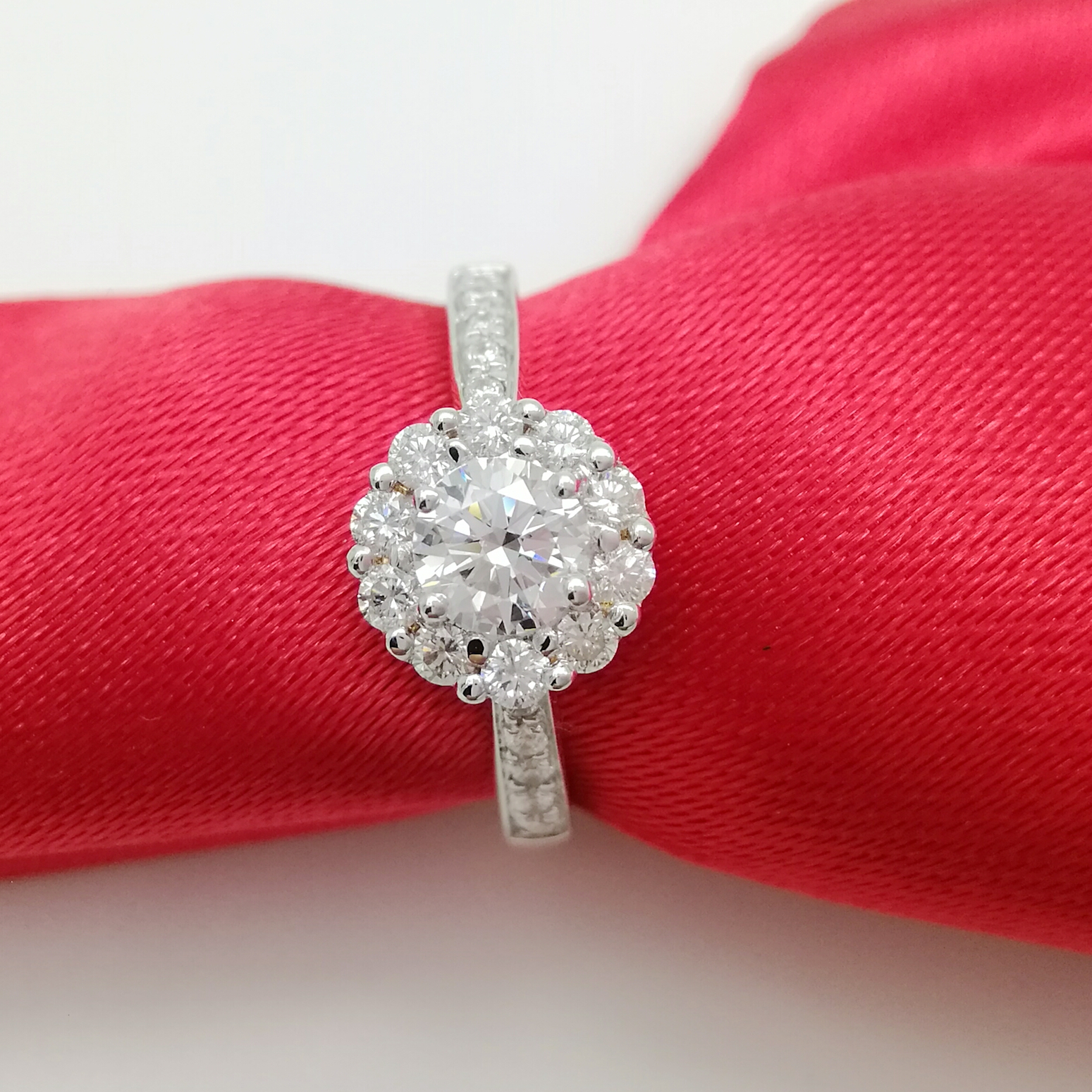 แหวนเพชรแท้น้ำหนักรวม 0.55 cts ทองคำแท้ 18K