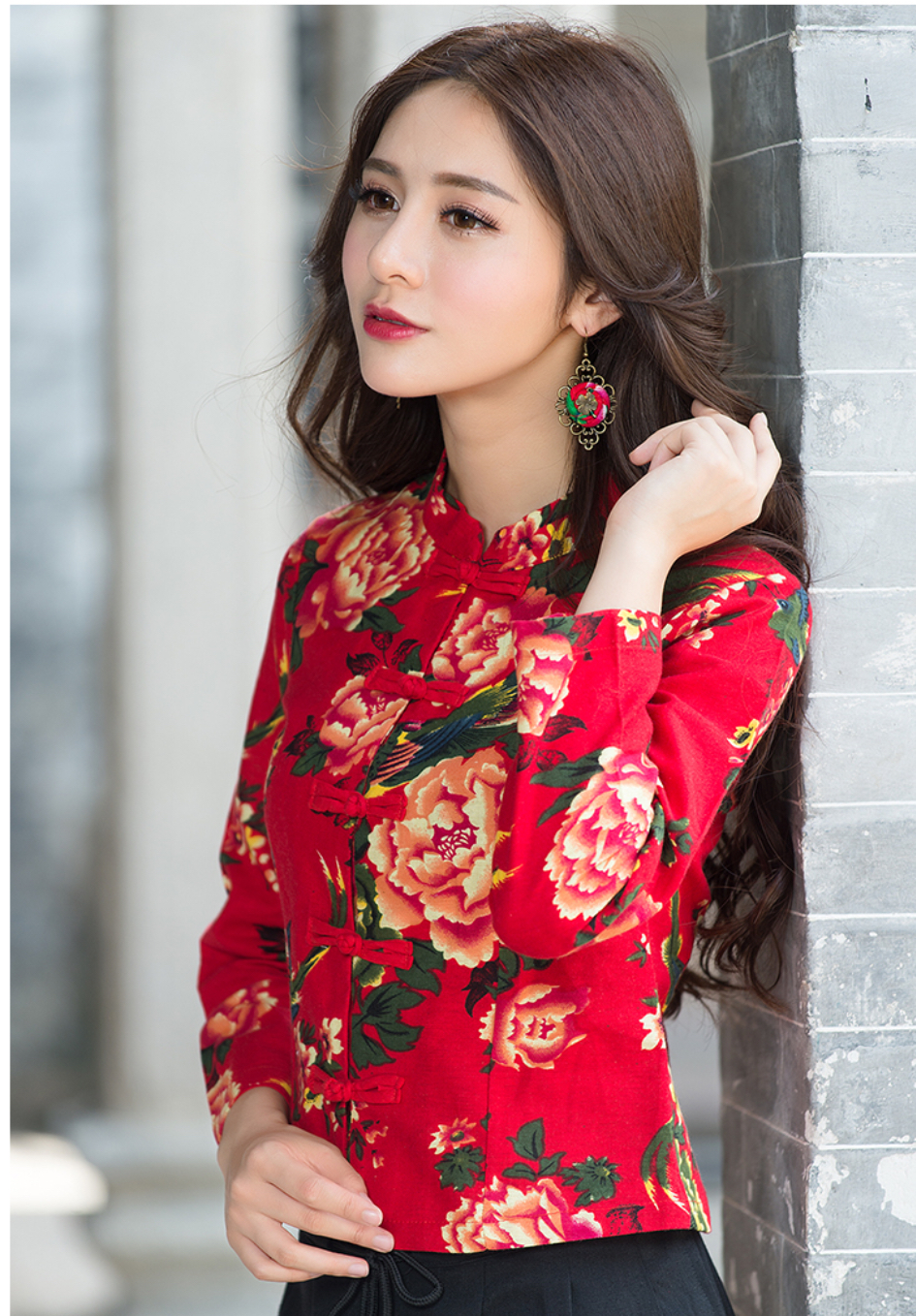 เสื้อผ้าฝ้ายสีแดงลายกุหลาบ . รหัส ZU 30 สินค้าพร้อมส่ง ผ้าไม่หนา. ใส่สบาย