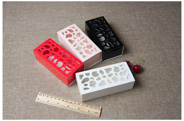 โปรโมชั่น//กล่องมาการองใส่ 4 ชิ้น ลายฉลุ 5.8x12.8x4 สีชมพูอ่อน **แพ็ค 50 ใบ**