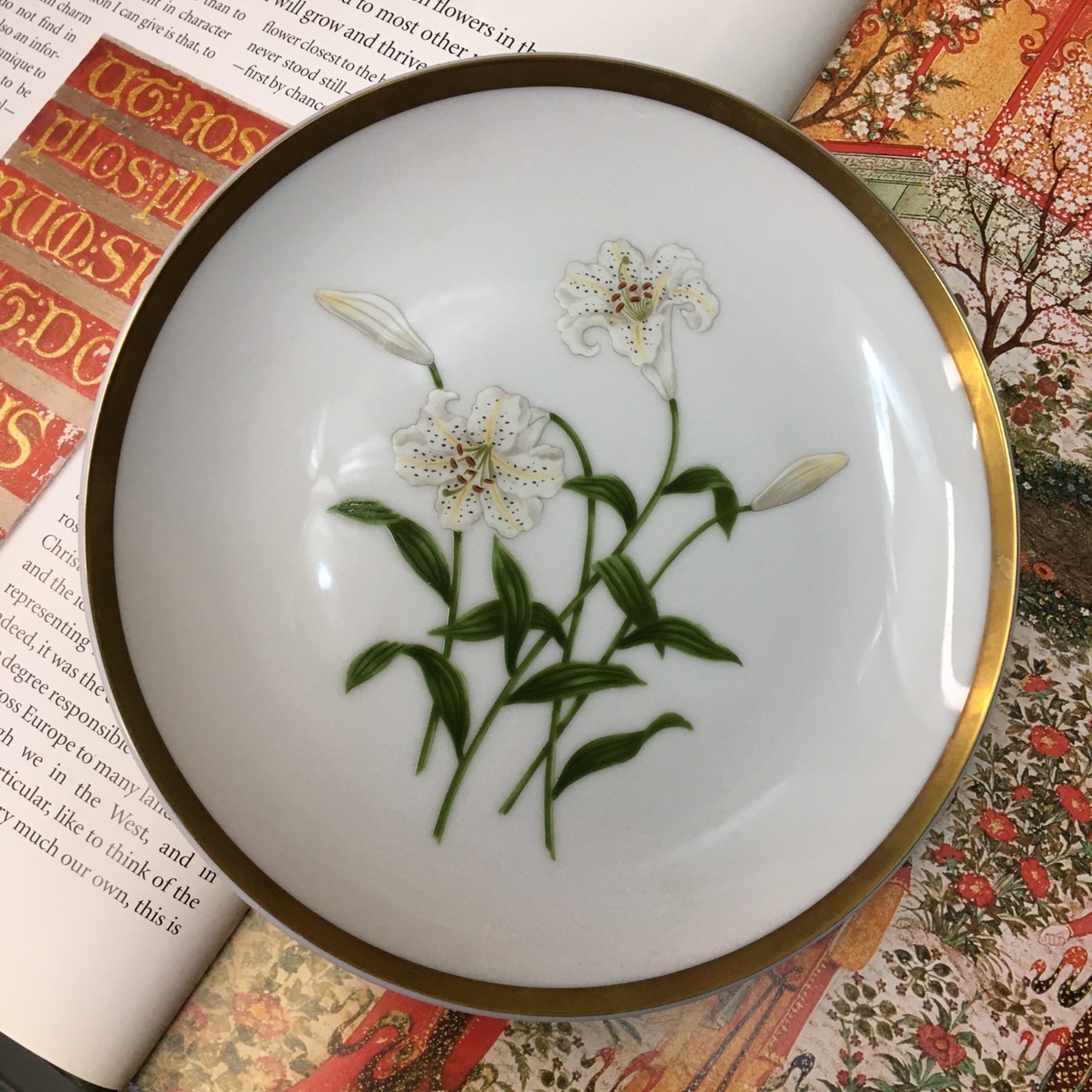 จานแบ่งขนม ขอบทองลายดอกไม้สีขาว แบรนด์ Fukagawa Seiji Ichiro Kimishima