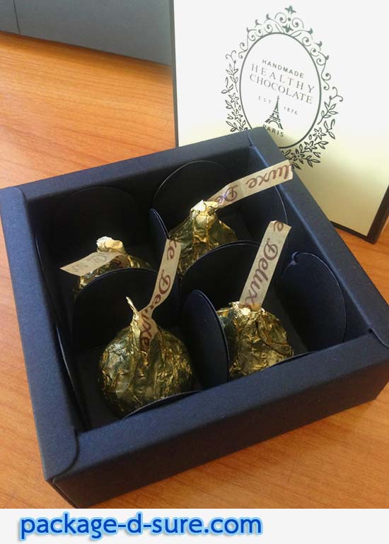 กล่องช็อคโกแลต 4 ช่อง 9x9x3.5 ลายหอไอเฟล กรมท่า เหลืองอ่อน