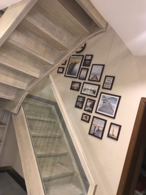 ชุดกรอบรูปติดผนังบันได Stairway18 (View) กรอบรูปไม้ 17 ชิ้นพร้อมภาพตามแบบ + รูปแคนวาส 1 ชิ้น และวัสดุติดตั้ง