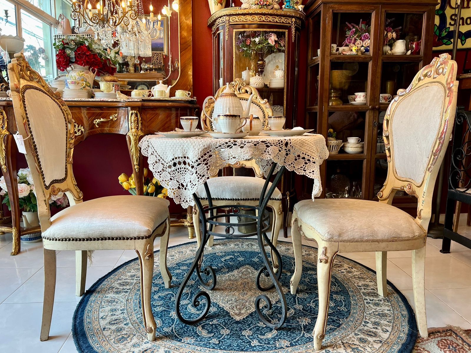 โต๊ะ เหล็กดัด พร้อมเก้าอี้งานไม้เนื้อแข็งเบาะผ้าสีครีมงานอิตาลี