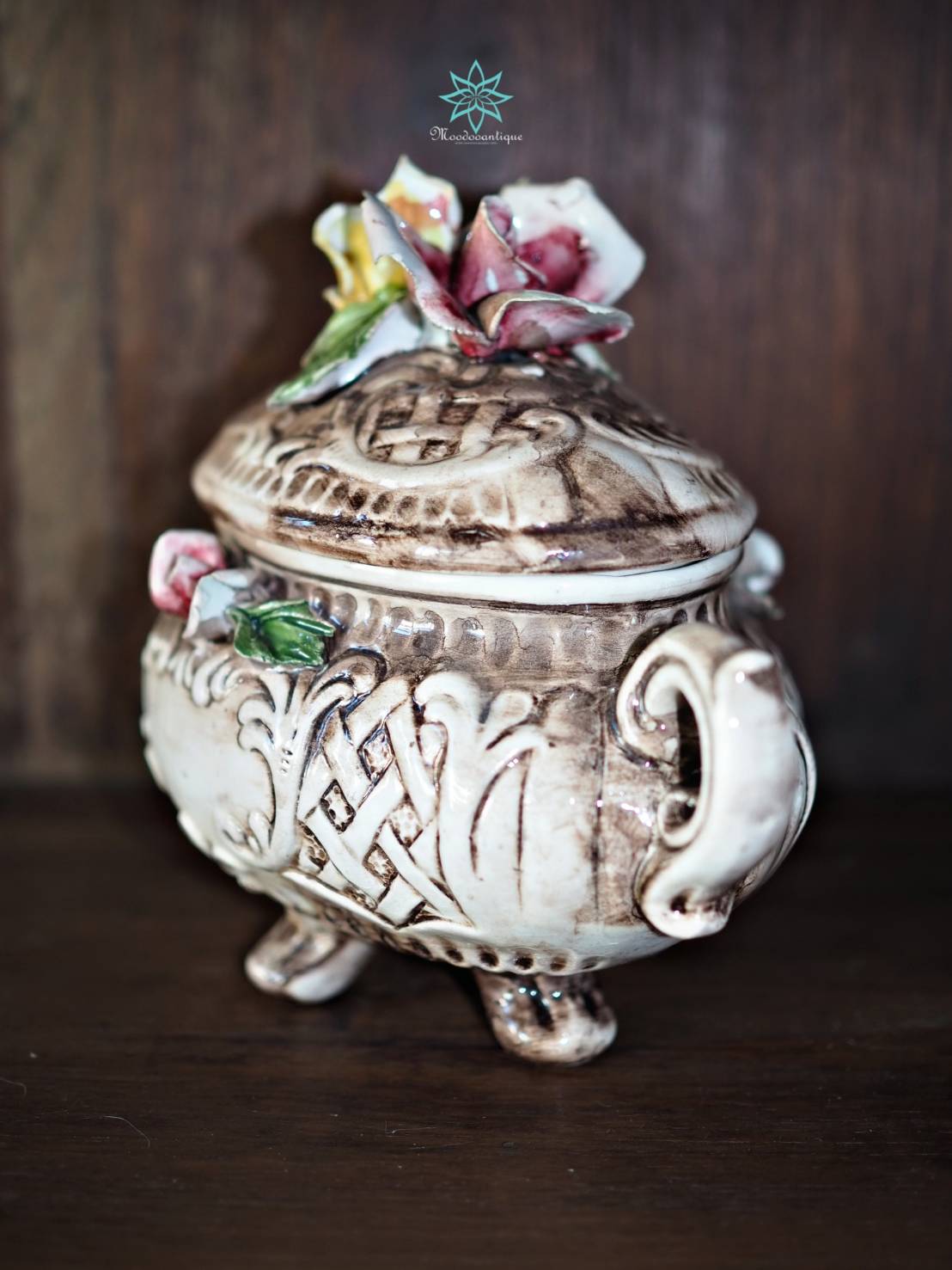 โถมีฝาปิด งานกระเบื้องดินเผาจากอิตาลี