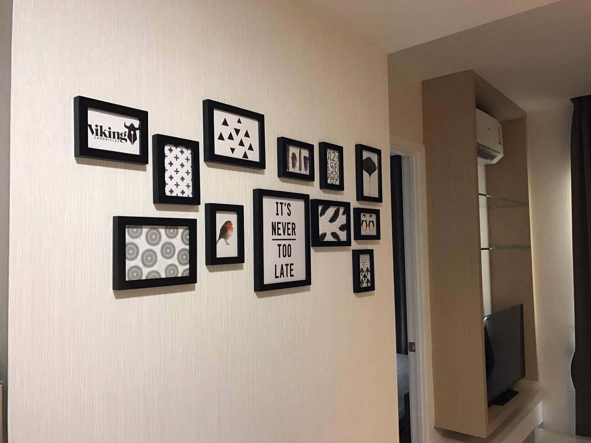 ชุดกรอบรูปติดผนัง Black 12 กรอบรูปไม้สีดำ 12 ชิ้น พร้อมรูปภาพตามแบบและวัสดุติดตั้ง