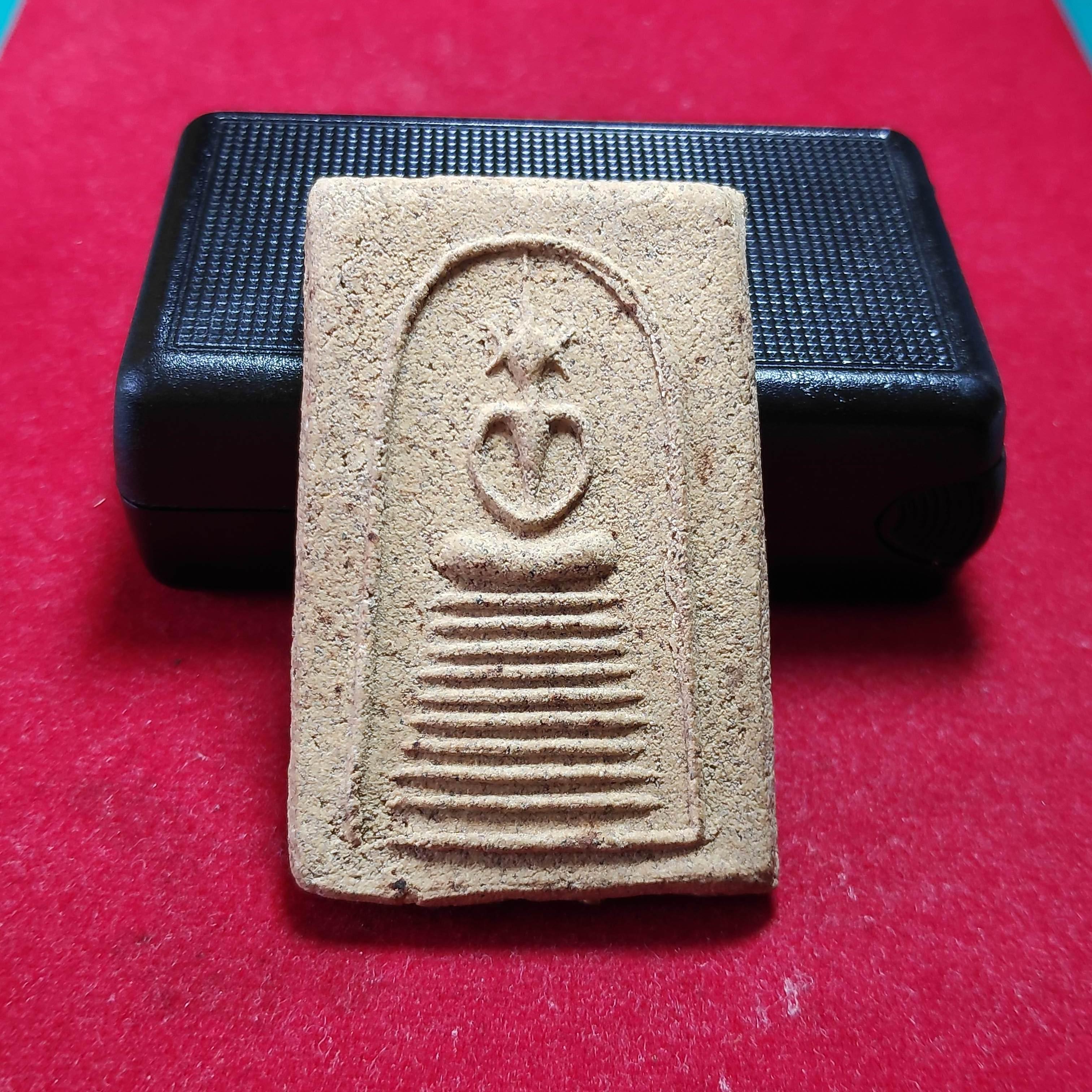 พระสมเด็จฐาน9ชั้นหลวงปู่เทียนวัดโบสถ์ฝังตะกรุด2ดอก