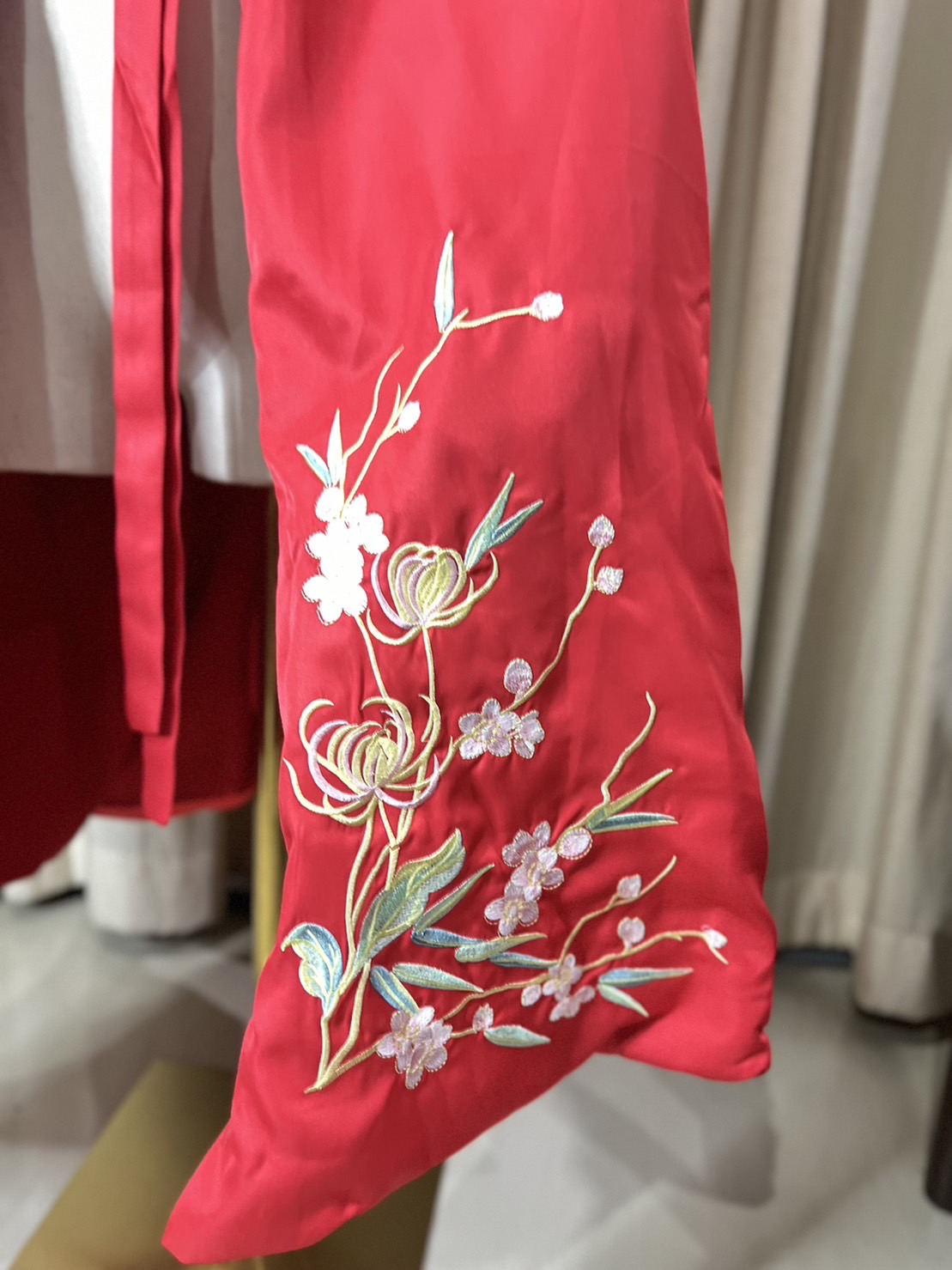 เสื้อคลุม ผ้ากำมะหยี่ สีแดง #1 ลายปัก สินค้าพร้อมส่ง