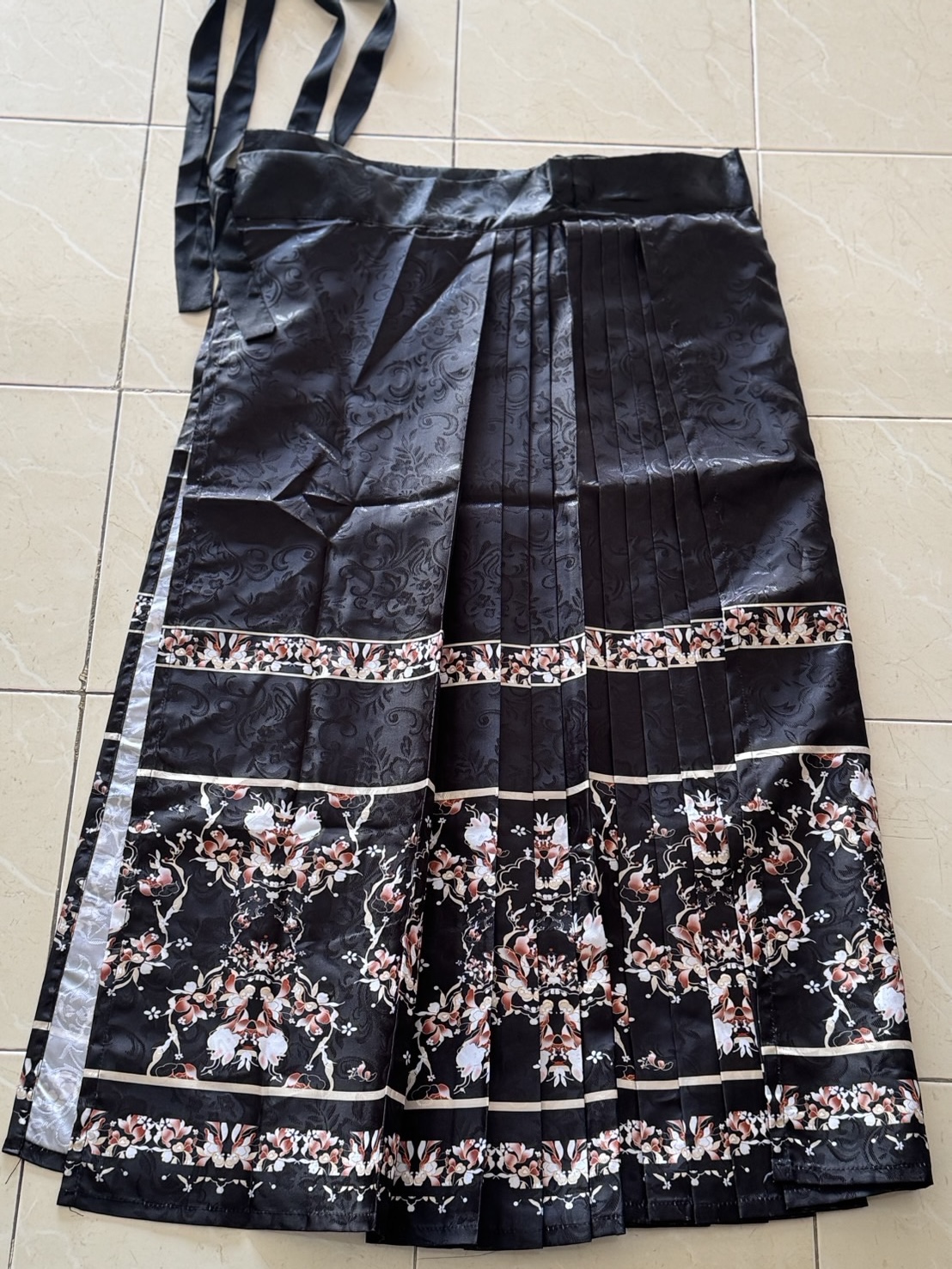 กระโปรงหม่าเมี่ยนยาวสีดำลายทอง #506 สินค้าพร้อมส่ง