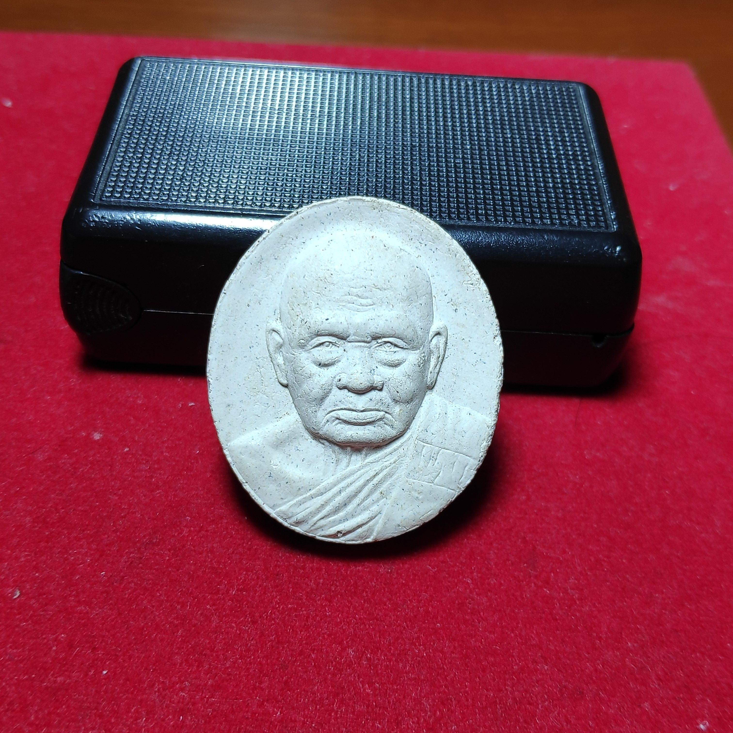 พระผงรูปเหมือนหลวงปู่ทิมวัดพระขาวหลังยันต์9ยอดปี2552