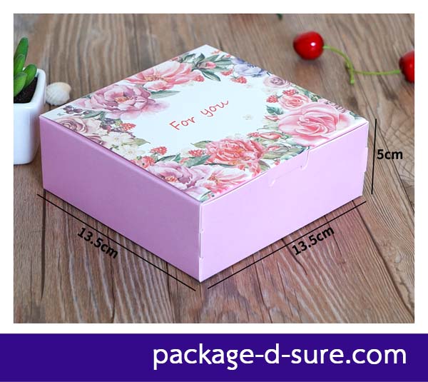 กล่องสี่เหลี่ยมจัตุรัส เปิดบน 13.5x13.5x5 สีชมพู ลายพวงดอกไม้ชมพู