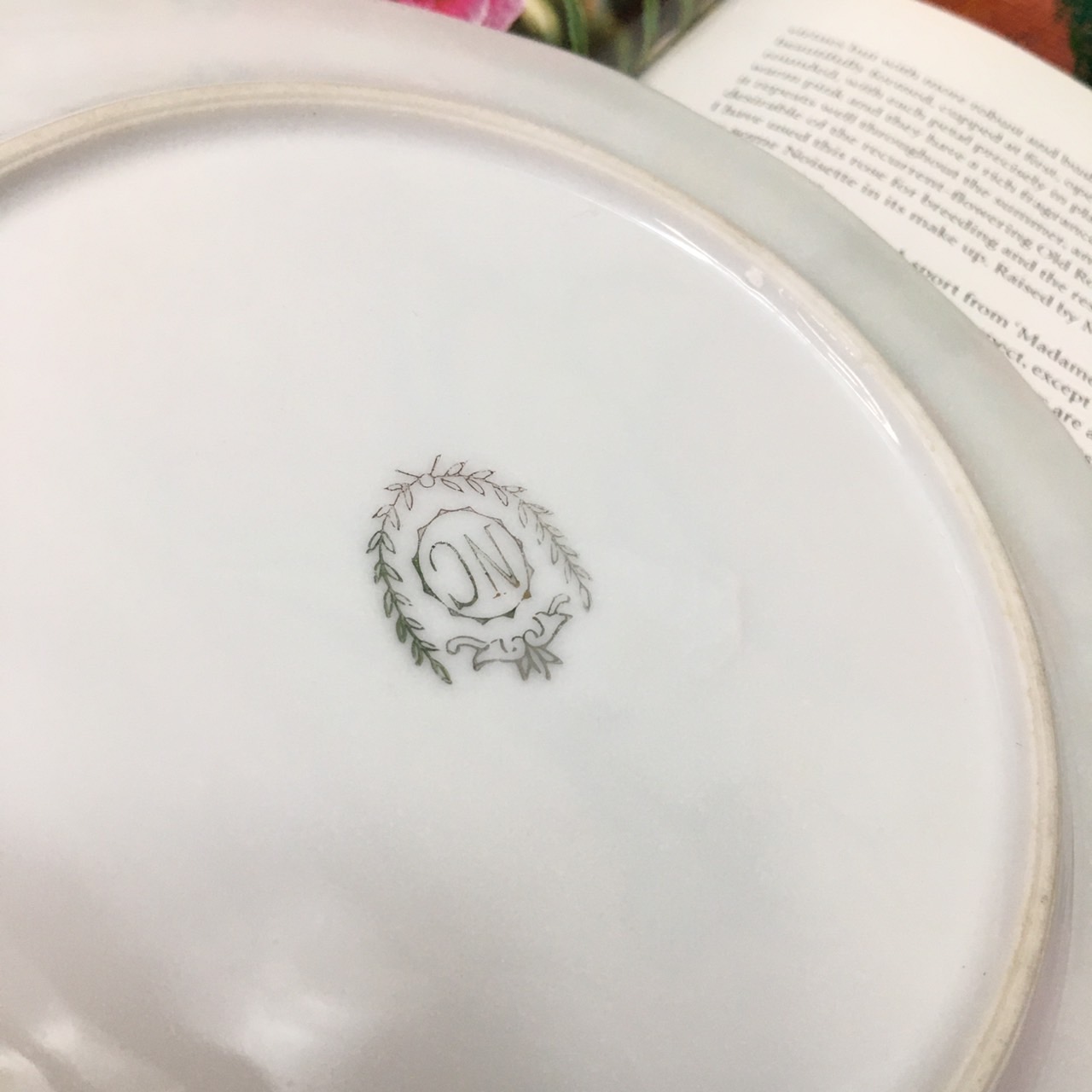 จานแบ่งใส่ขนม แบรนด์ NC ลายดอกไม้สีชมพู ขอบเงิน มีจำนวน 4 ใบ