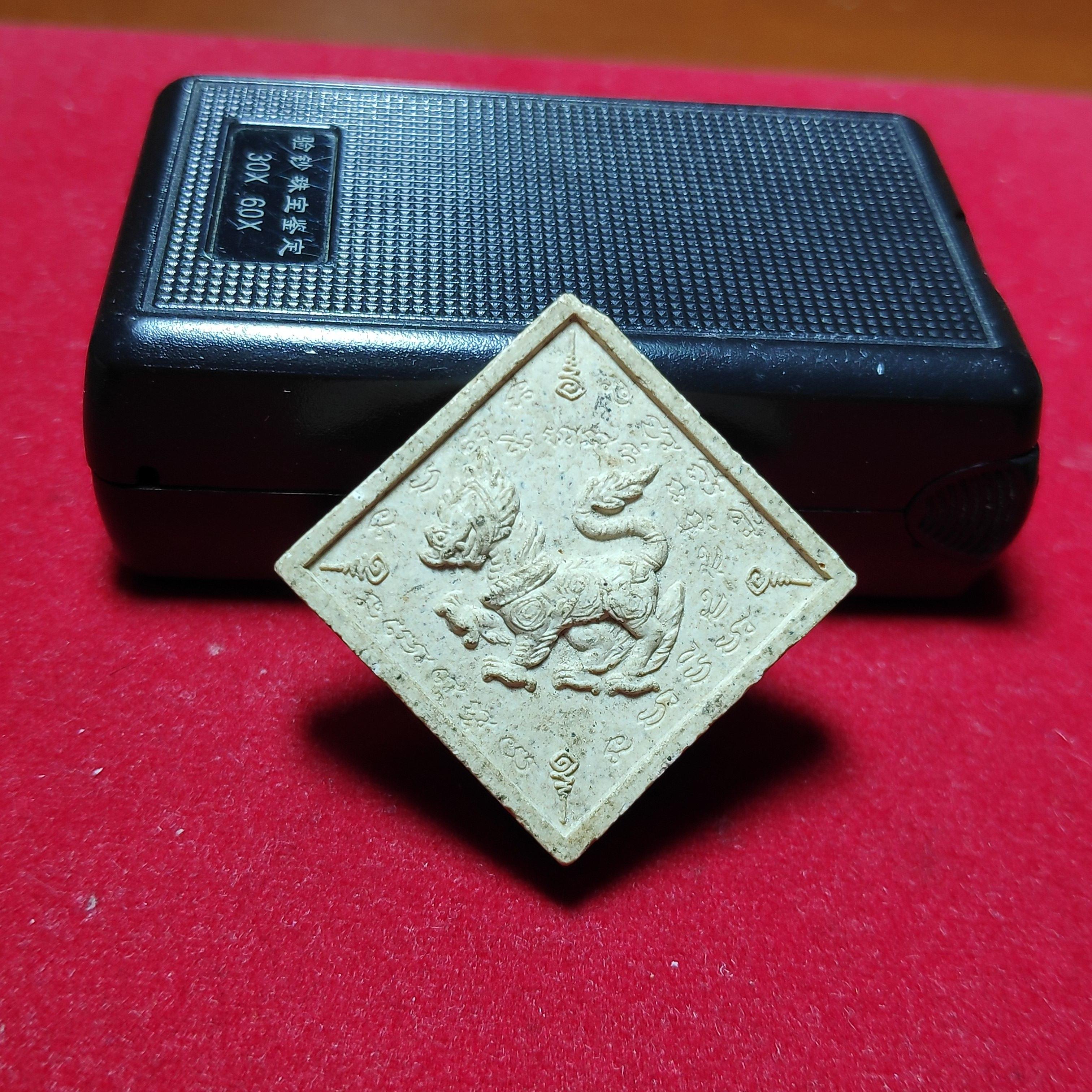 สิงห์เมตตาบารมีเนื้อผงหลวงพ่อล้อมวัดป่าเมตตาธรรมหลังตะกรุดสามดอก