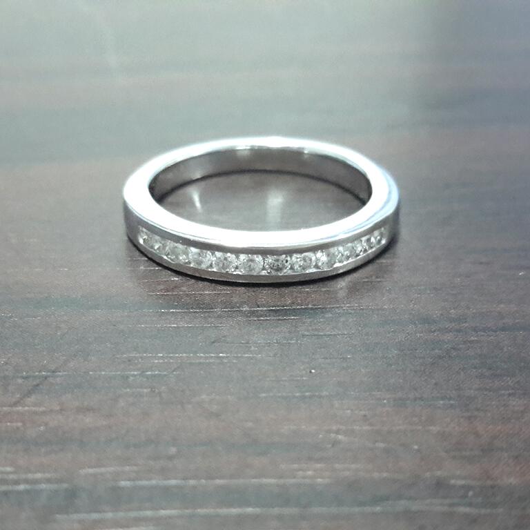 แหวนเพชรเรียงทองคำขาวประดับเพชรเบลเยี่ยมแท้รวม 0.24 cts