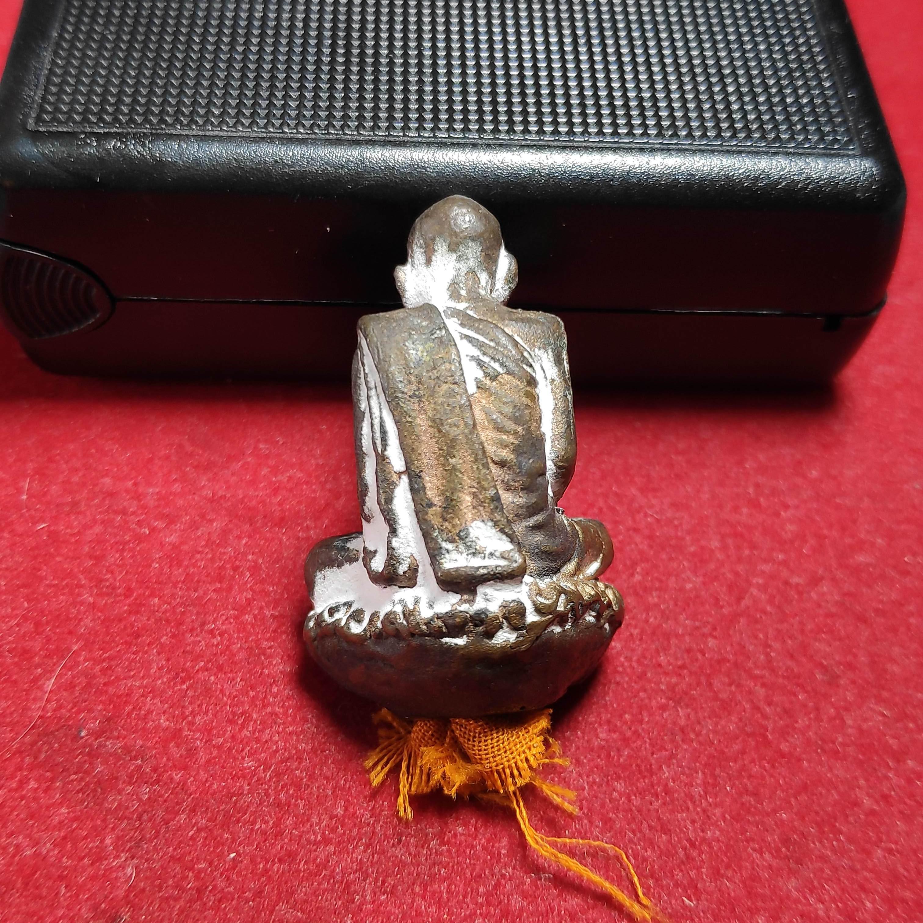 รูปหล่อโบราณรุ่นเเรกหลวงปู่กาหลงเขี้ยวเเก้ววัดเขาเเหลมก้นอุดจีวร