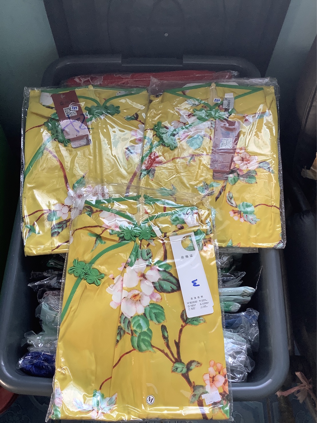 กี่เพ้าสั้นสีเหลืองผ้ามัน รหัส K140