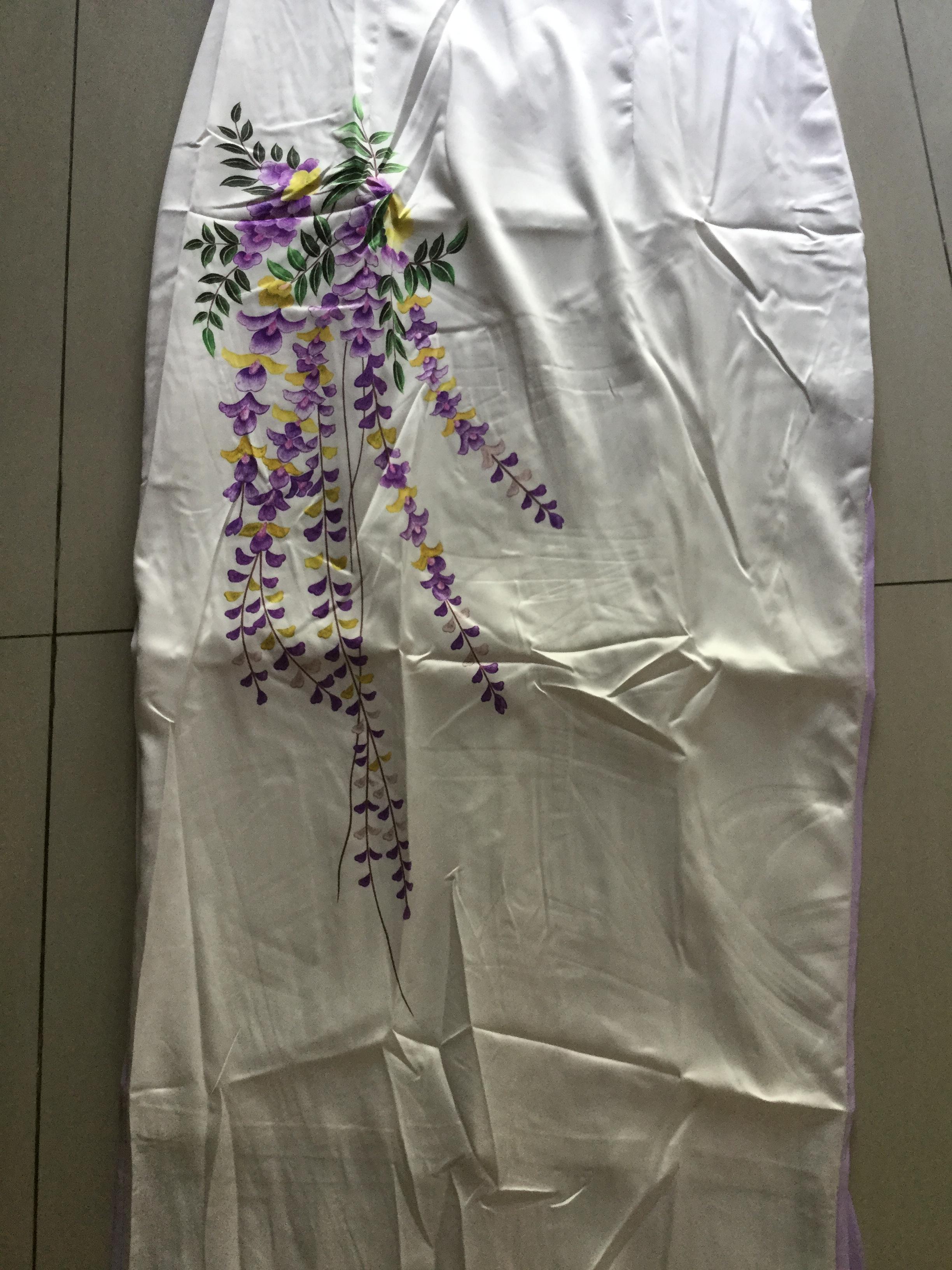 กี่เพ้ายาว ผ้าไหมผสม สีขาวลายดอกม่วง . รหัส VIO 141 สินค้าพร้อมส่ง
