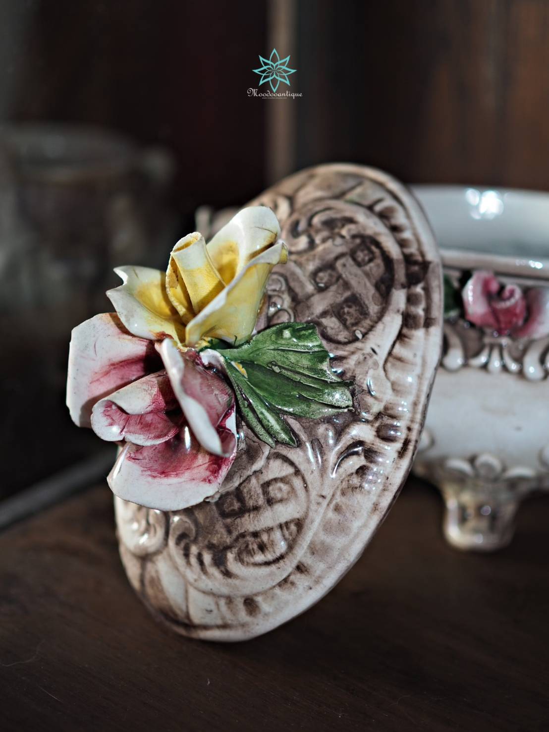 โถมีฝาปิด งานกระเบื้องดินเผาจากอิตาลี