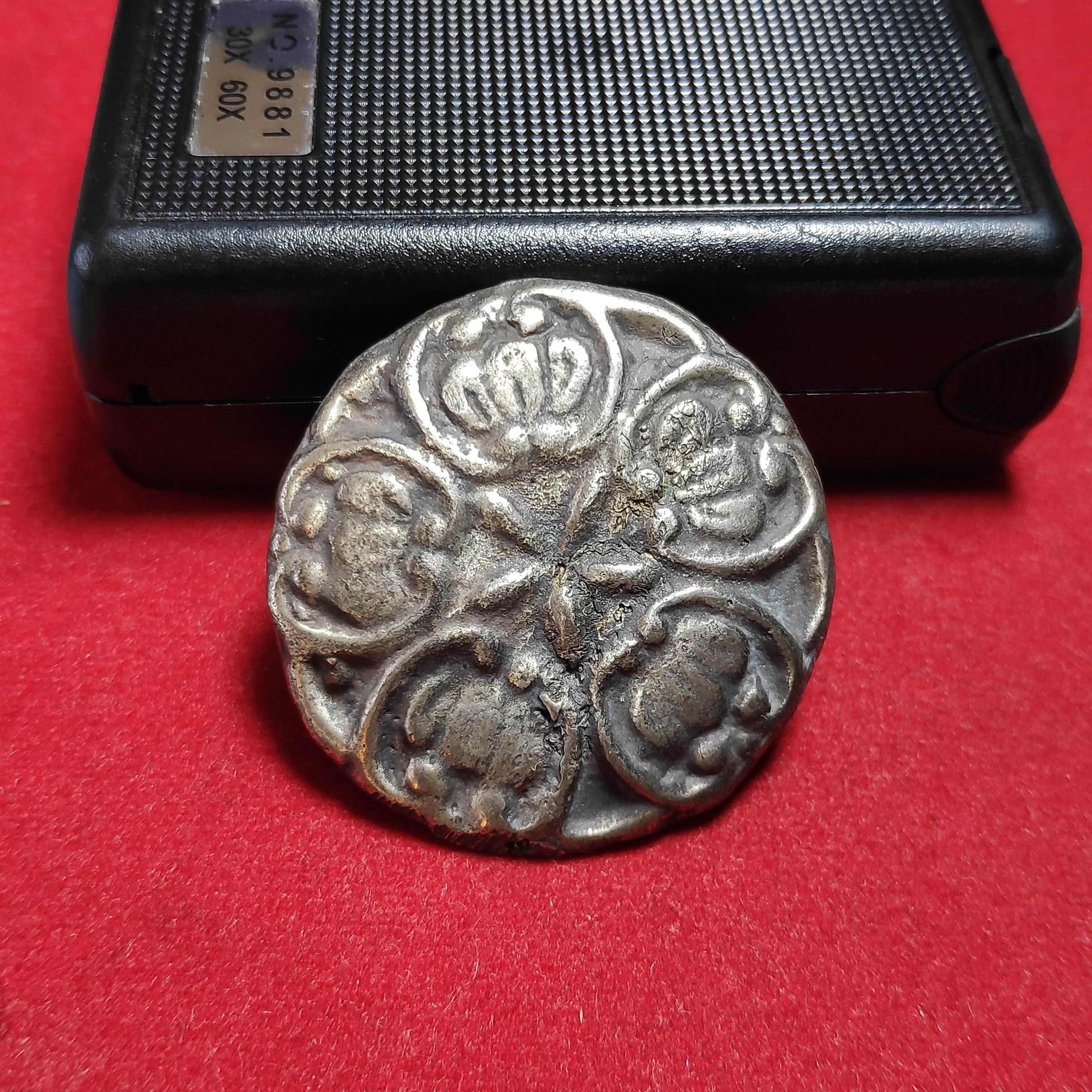 เหรียญกลมหล่อหลวงพ่อไปล่วัดกำเเพงหลังดอกพุดตาล