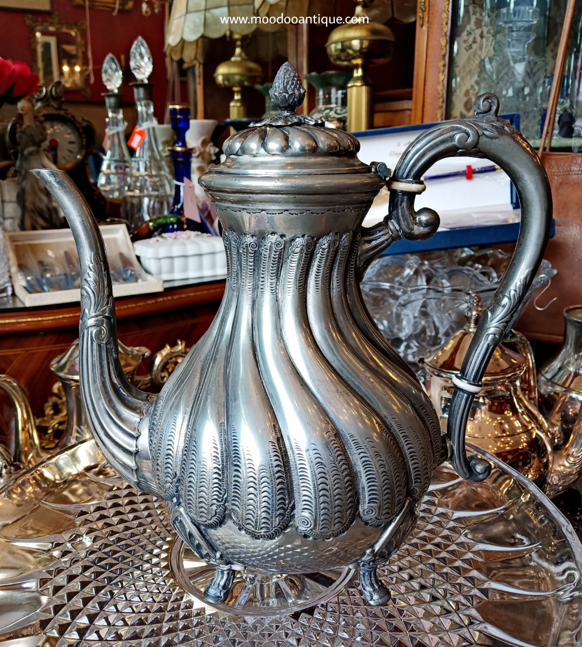 โถเอาใว้เสริฟนมจากอังกฤษ