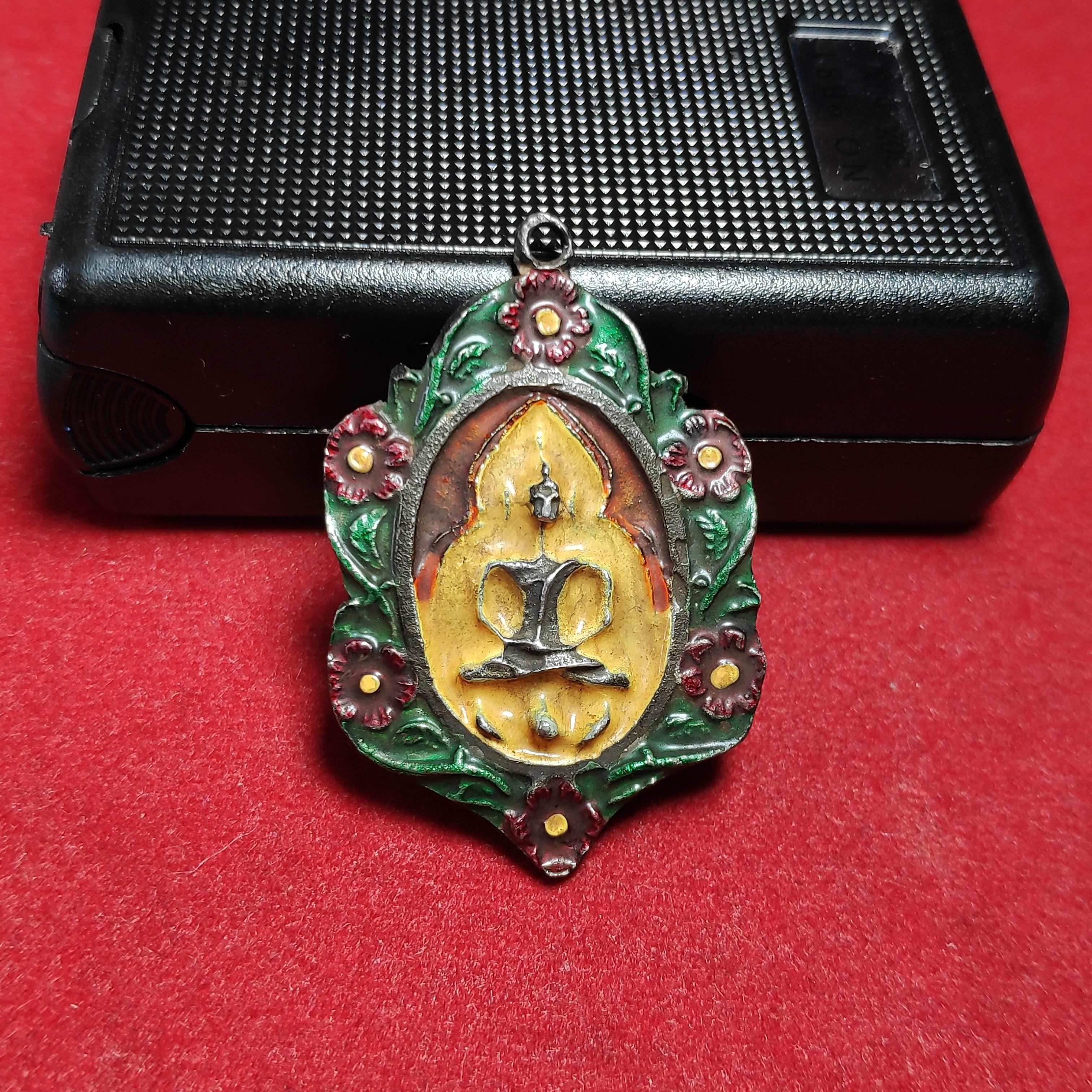 เหรียญดอกพิกุลลงยาหลวงปู่บุญวัดกลางบางเเก้วเนื้อเงิน