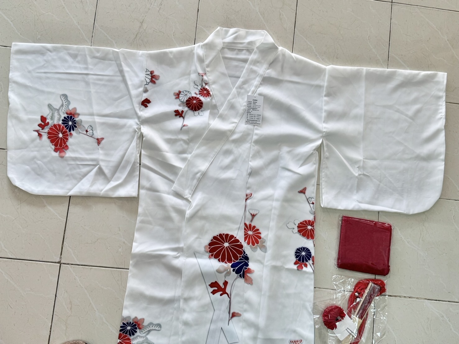 #กิโมโน สีขาวลายดอกแดง