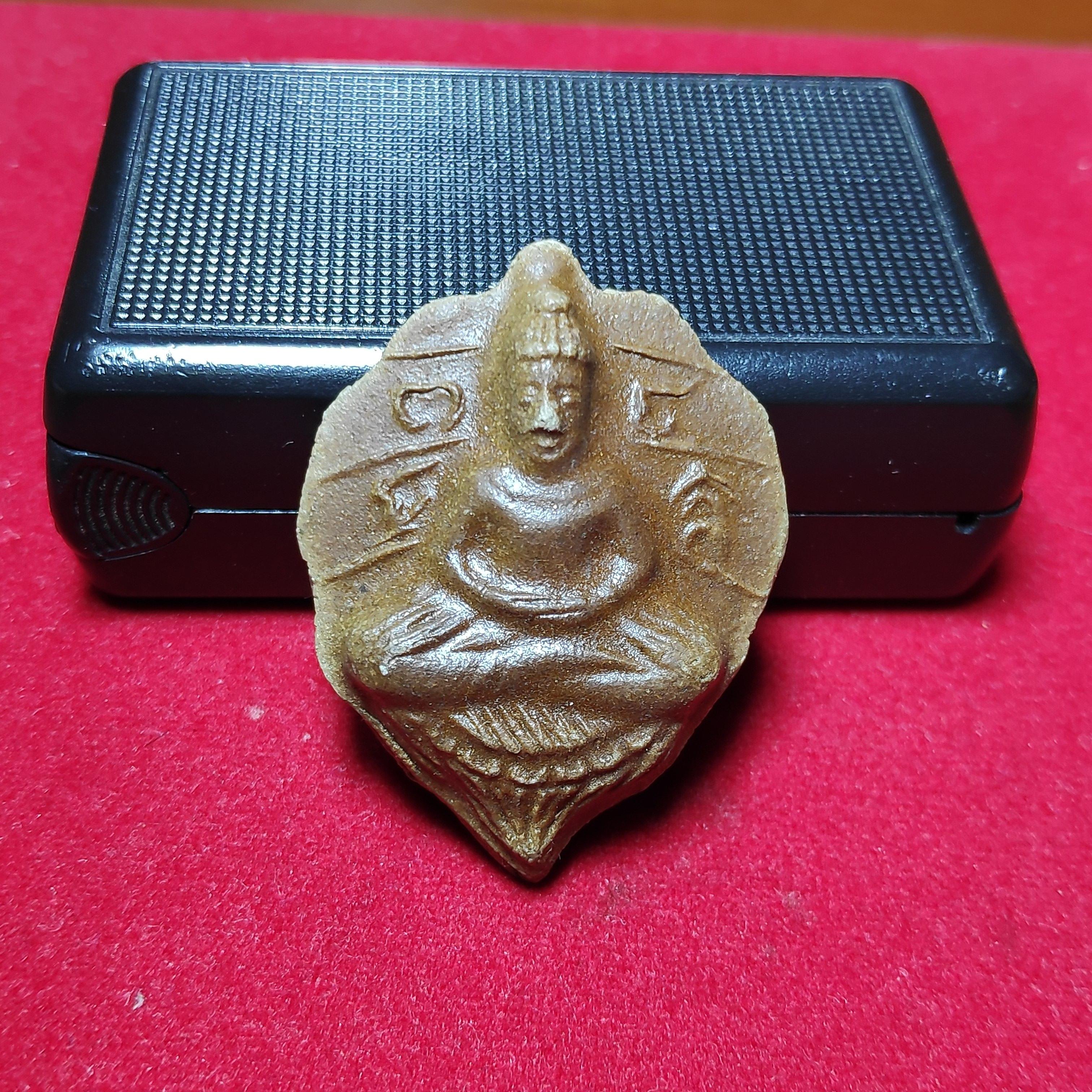 พระใบโพธิ์หลวงพ่อลีวัดอโศการามหลังยันต์ดวงเนื้อผงยาปี2500