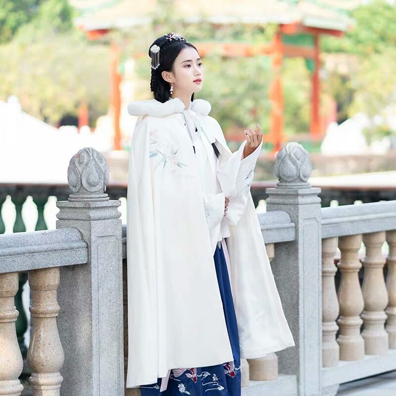 เสื้อคลุม ผ้ากำมะหยี่ สีขาว ลายปัก สินค้าพร้อมส่ง