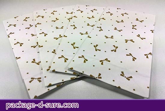 โปรโมชั่น//ถุงกระดาษสีแบบฐานตั้ง ไม่มีหูหิ้ว ไซส์เล็ก 23*12*7 สีขาว ลายโบว์ทอง