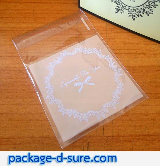 ล้างสต็อก//ถุงคุกกี้ แถบกาว 7x7 ลายโบว์ลูกใม้ พื้นหลังสีเนื้ออ่อน แพ็ค 100 ใบ