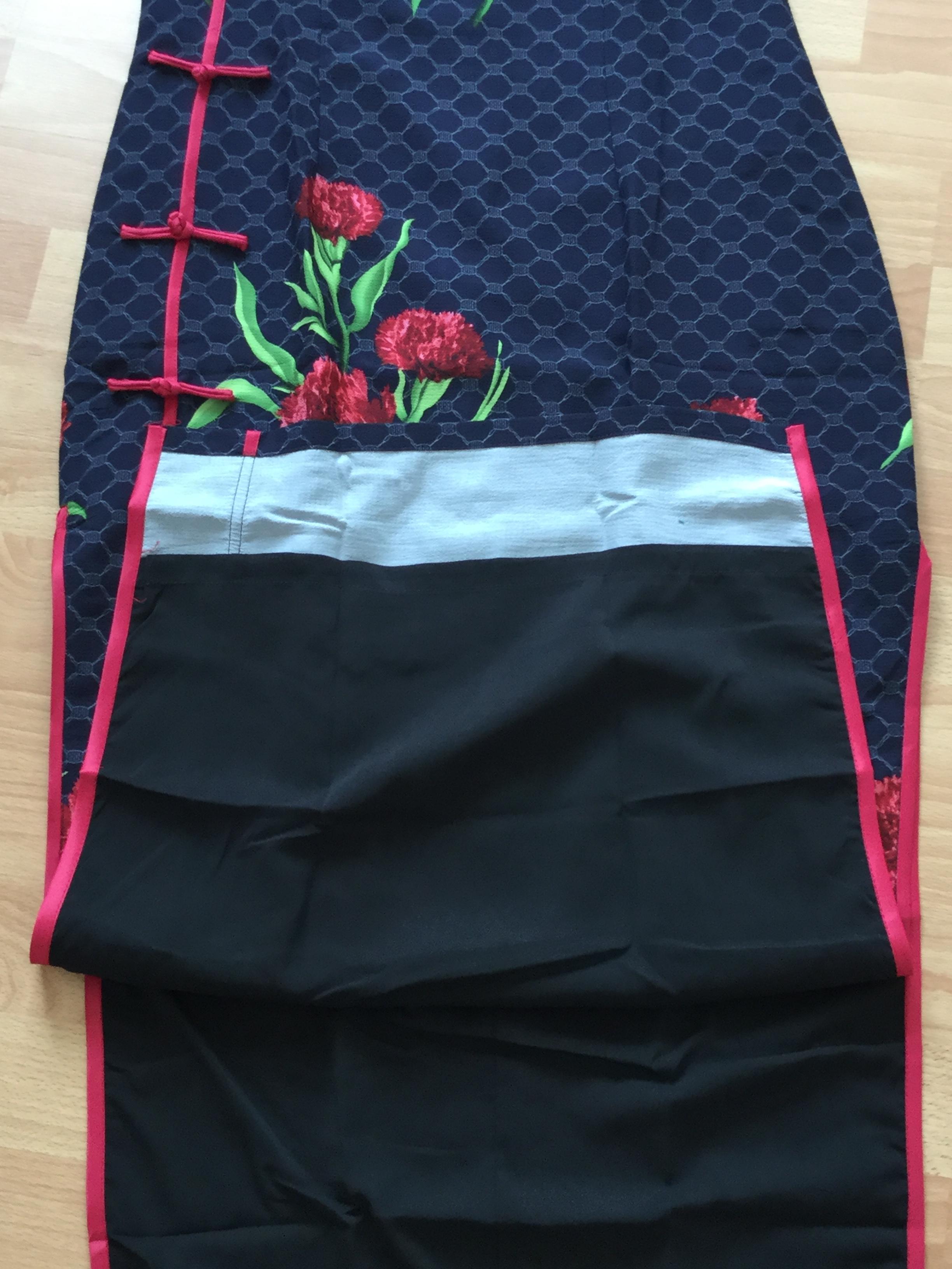 กี่เพ้ายาว สีน้ำเงินลายดอกแดง . รหัส RAN 155 สินค้าพร้อมส่ง