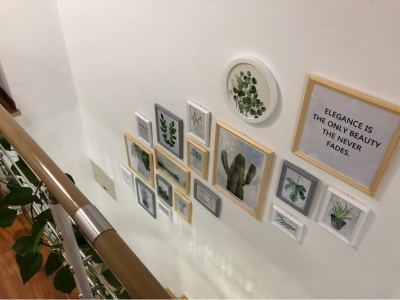 ชุดกรอบรูปติดผนังบันได Stairway18 (Fresh) กรอบรูปไม้ 17 ชิ้นพร้อมภาพตามแบบ + รูปแคนวาส 1 ชิ้น และวัสดุติดตั้ง