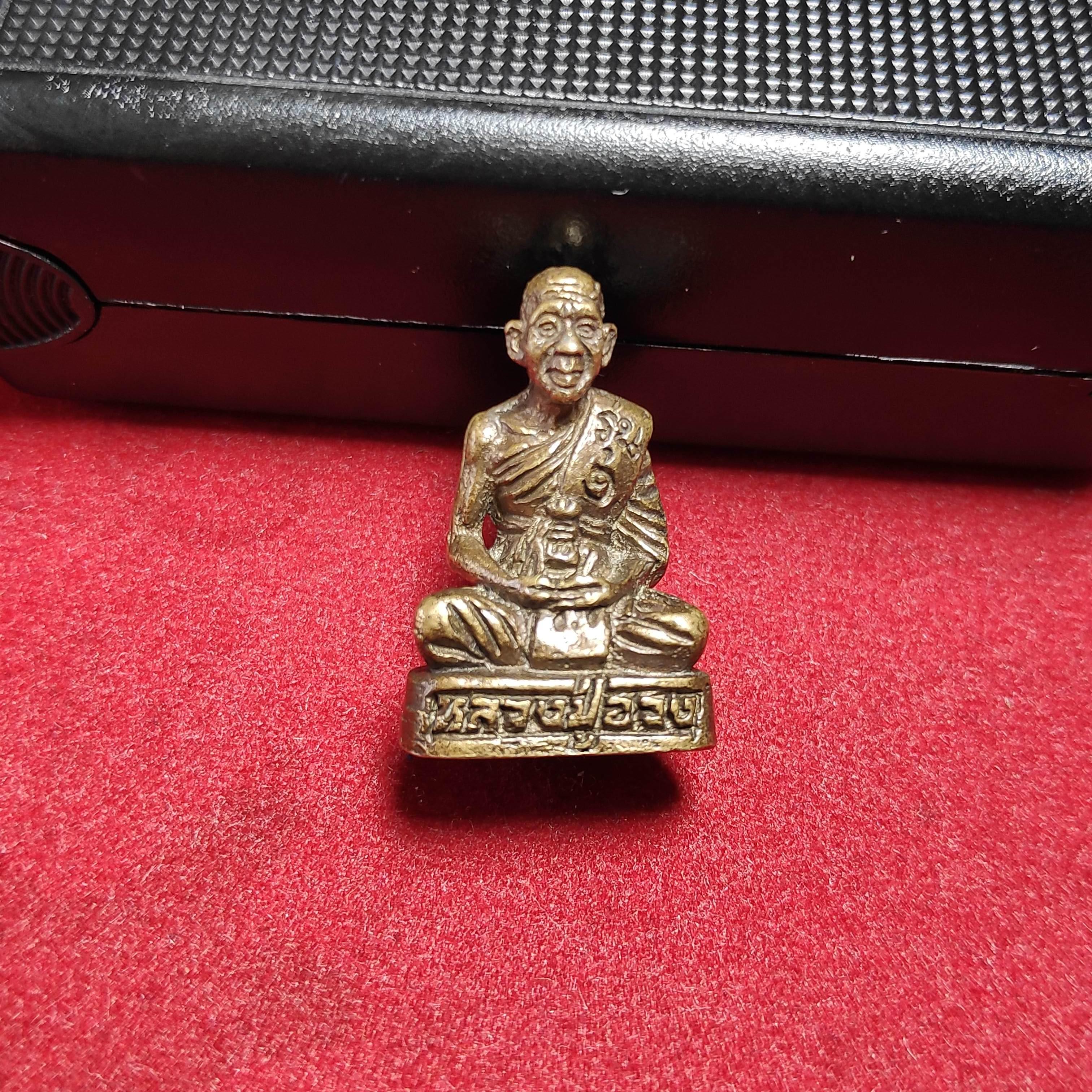 รูปหล่อรุ่น1หลวงปู่อวงวัดสง่างาม จ.สุรินทร์