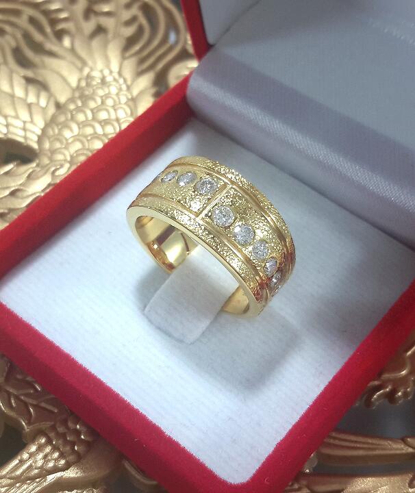 แหวนทองคำฝังเพชรแท้รวม 0.70 cts